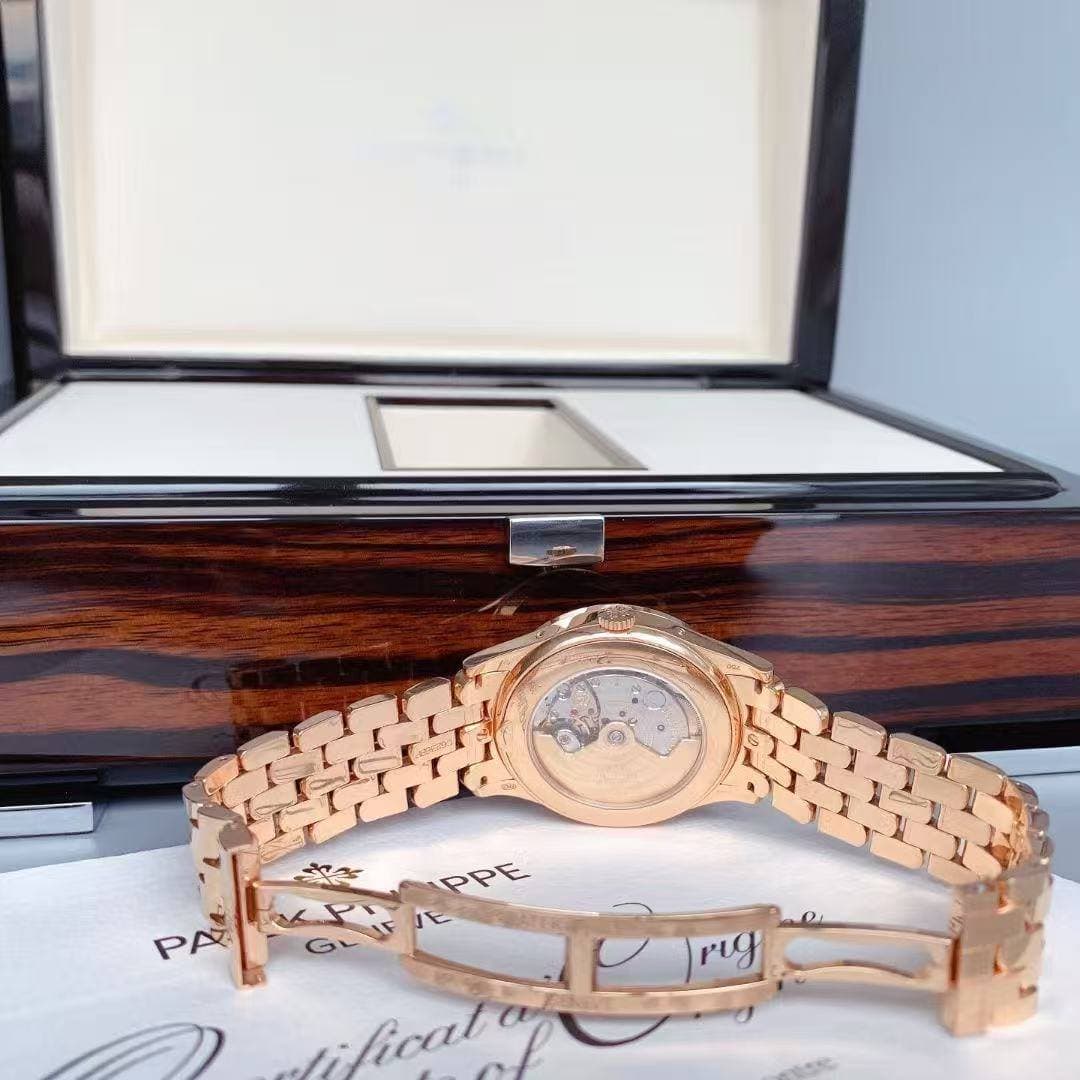 May be an image of wrist watch and text that says 'AX Ε JE rig'
