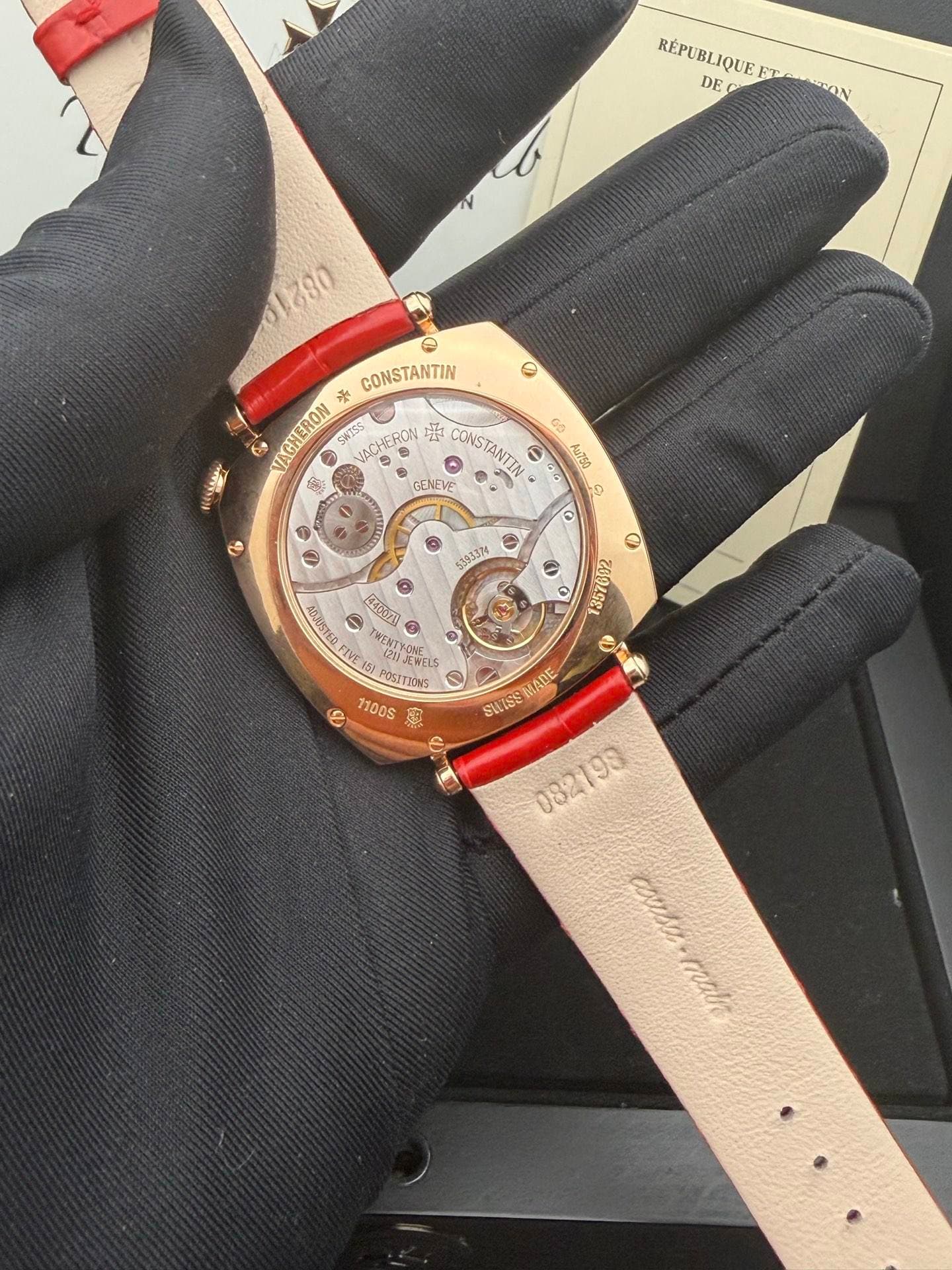 May be an image of wrist watch and text that says 'RÉPUBLIQUE RÉPUBLIQUE FT DE 1680 a e CONSTANTIN VEGNERON ※ SWISS NACHERON CHERON CONSTANTIN ATTA - 6色 Au750 照! GENEVE س a…