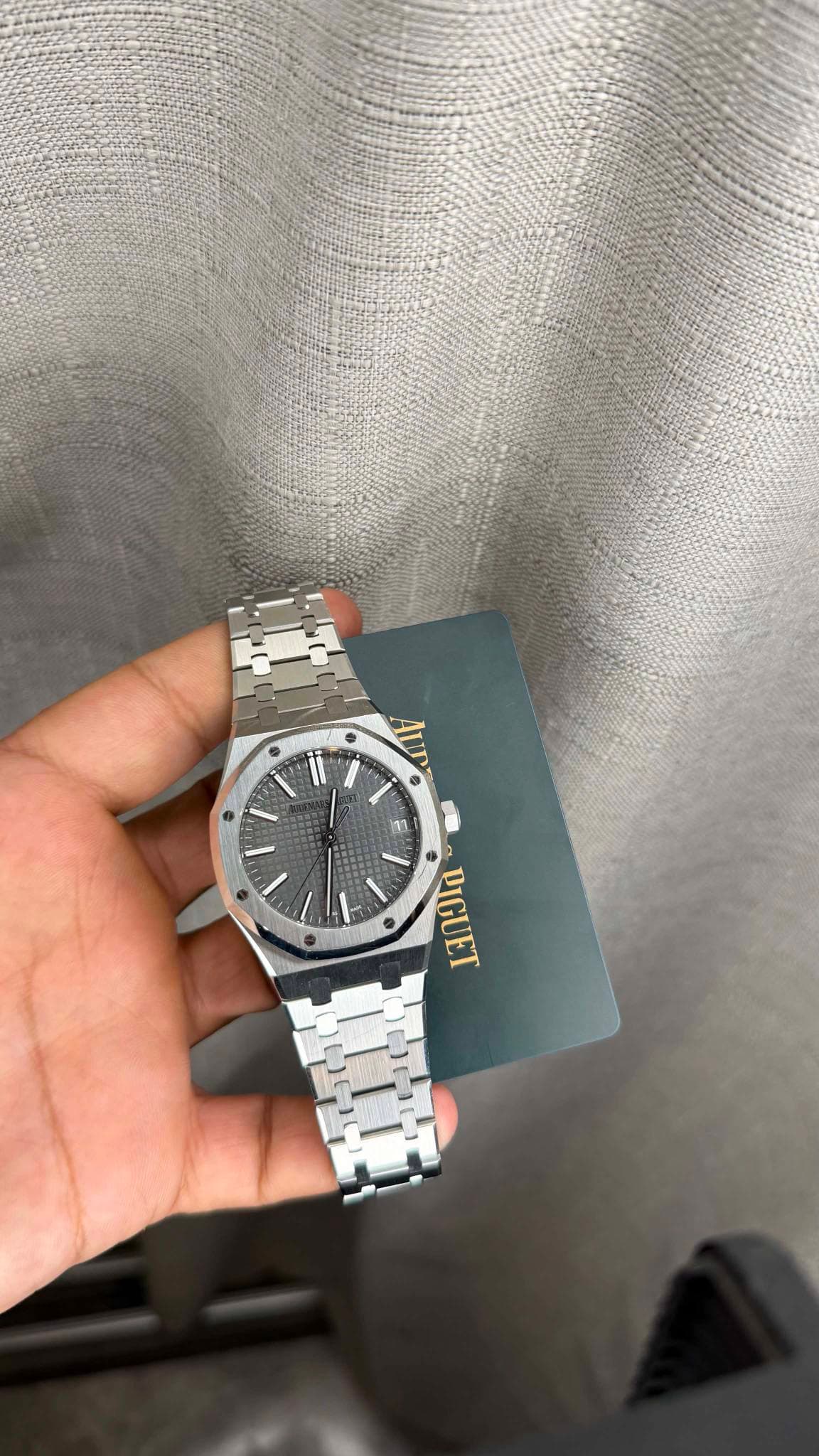 May be an image of wrist watch and text that says 'I "I יזב 22 V DIGUET DIGUEI'