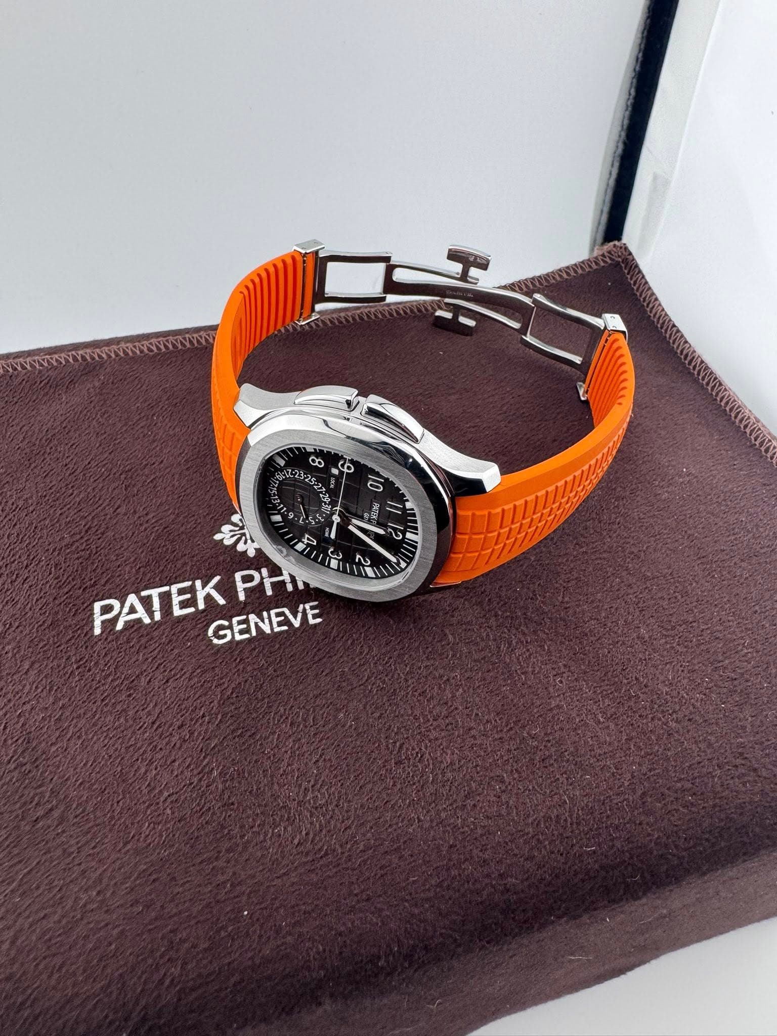 May be an image of wrist watch and text that says 'ထ 10 IIlL 2ه PATEK PH GENEVE'