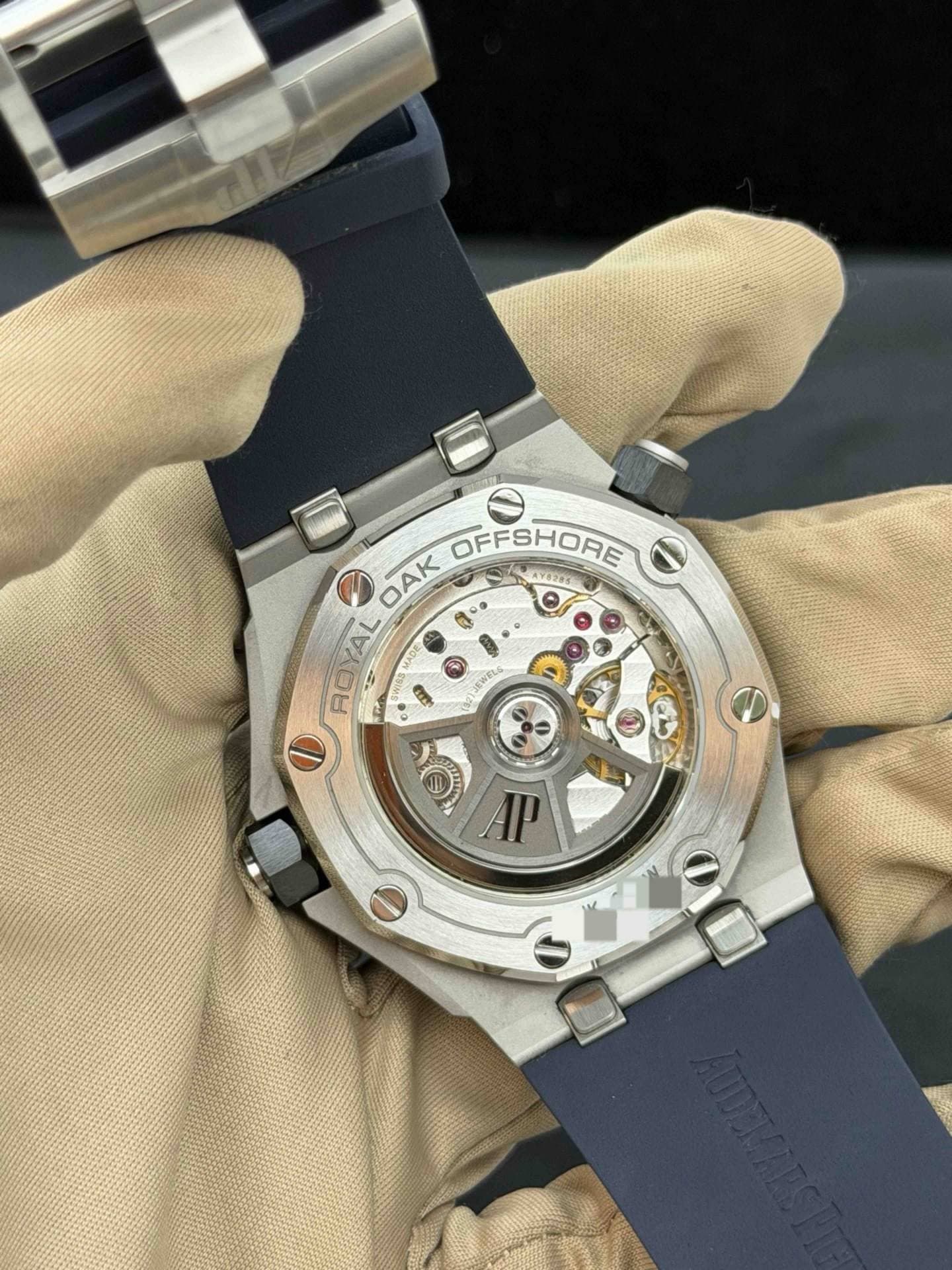 May be an image of wrist watch and text that says 'OFFSHORE AYOXO YEPRS DAK ROYAL E AL n AC ው AWELS'