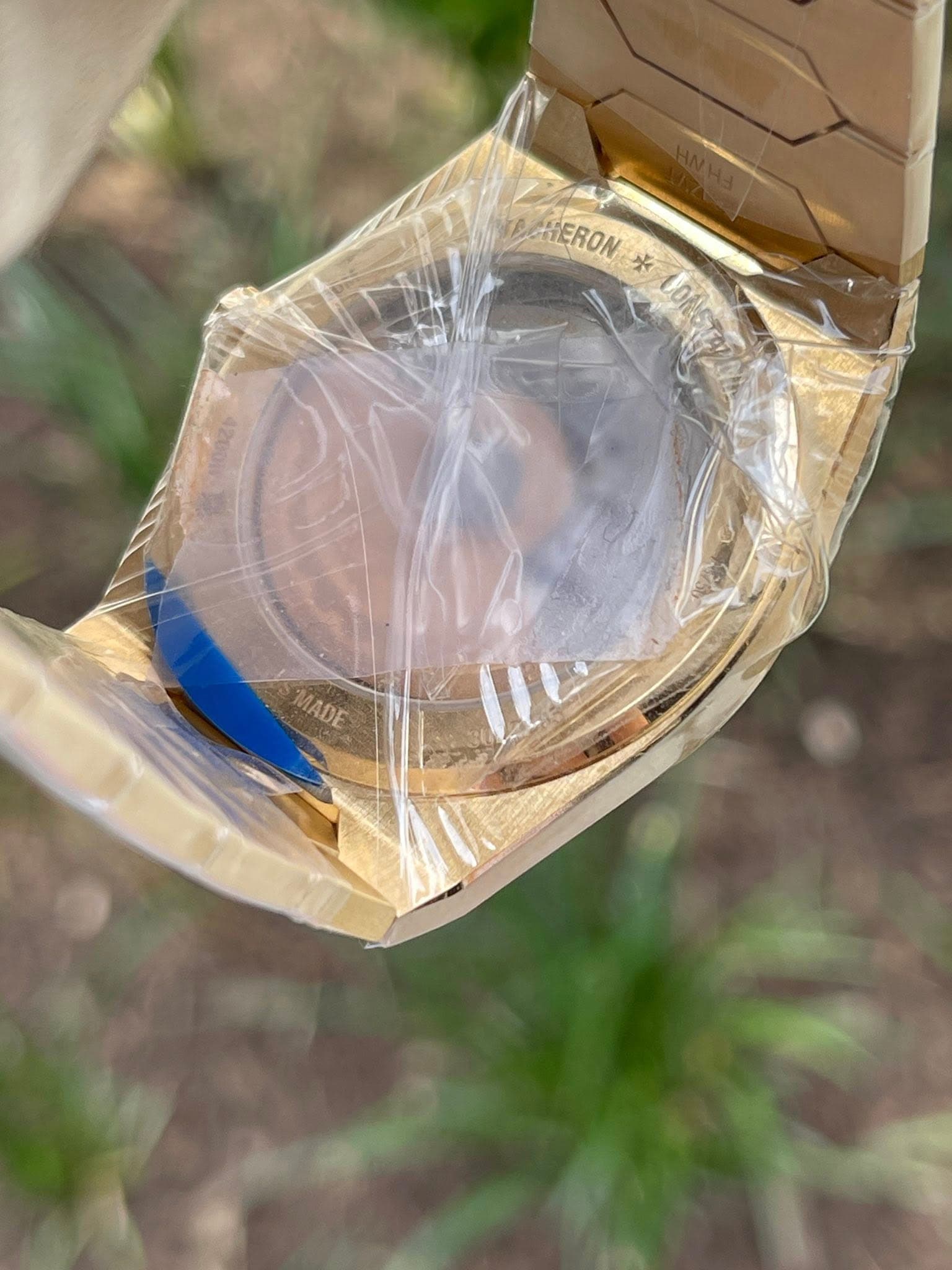 May be an image of digital watch and text that says 'CHERON CHERON 来 LONST CONGT MADE MADE MADE'