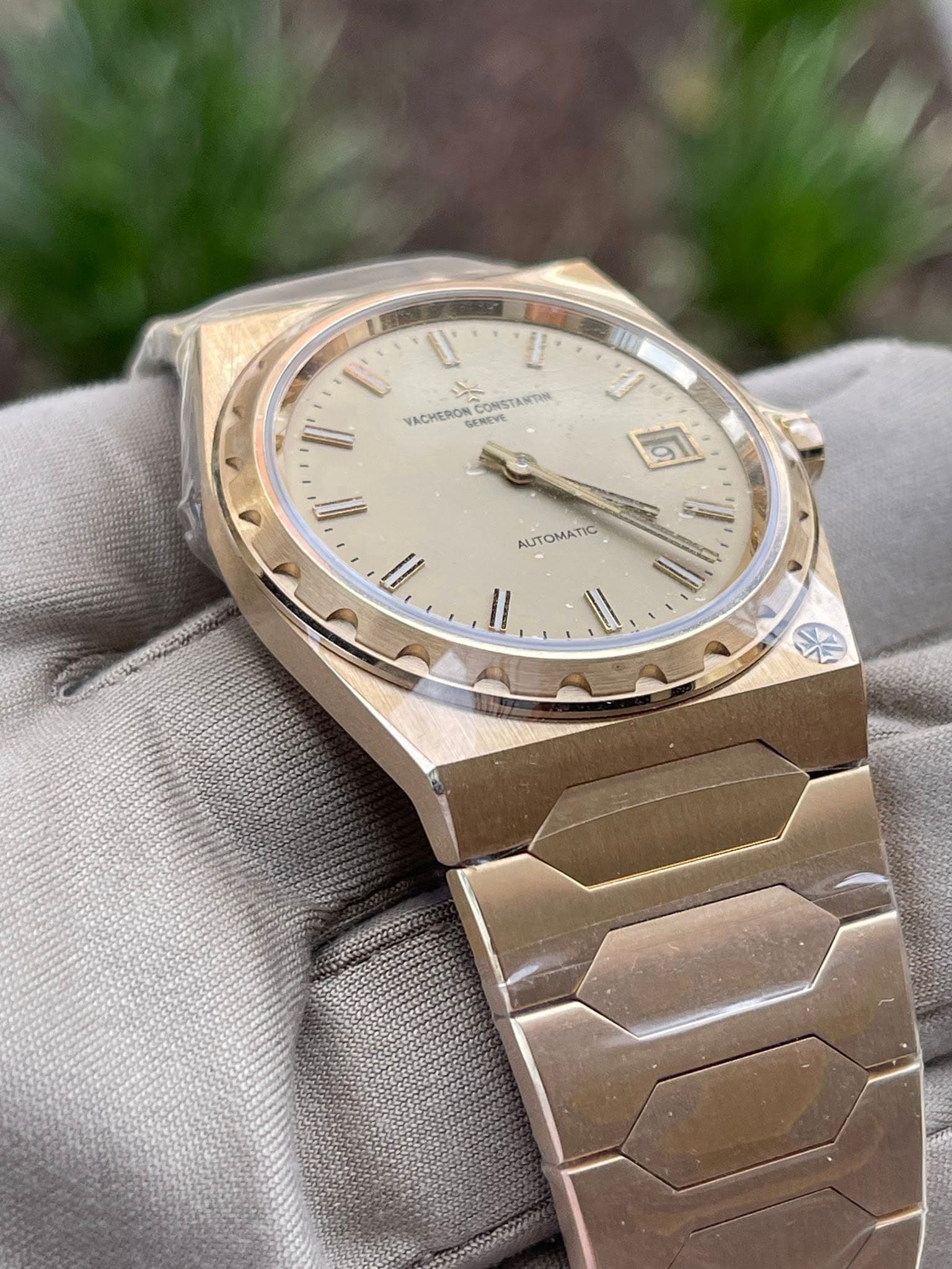 May be an image of wrist watch and text that says 'UP SA VACHERON VACHERONCONSTAN OMCONSTANTIS Co NES ហា I 1 Il AUTOMATIC I/ I 果'