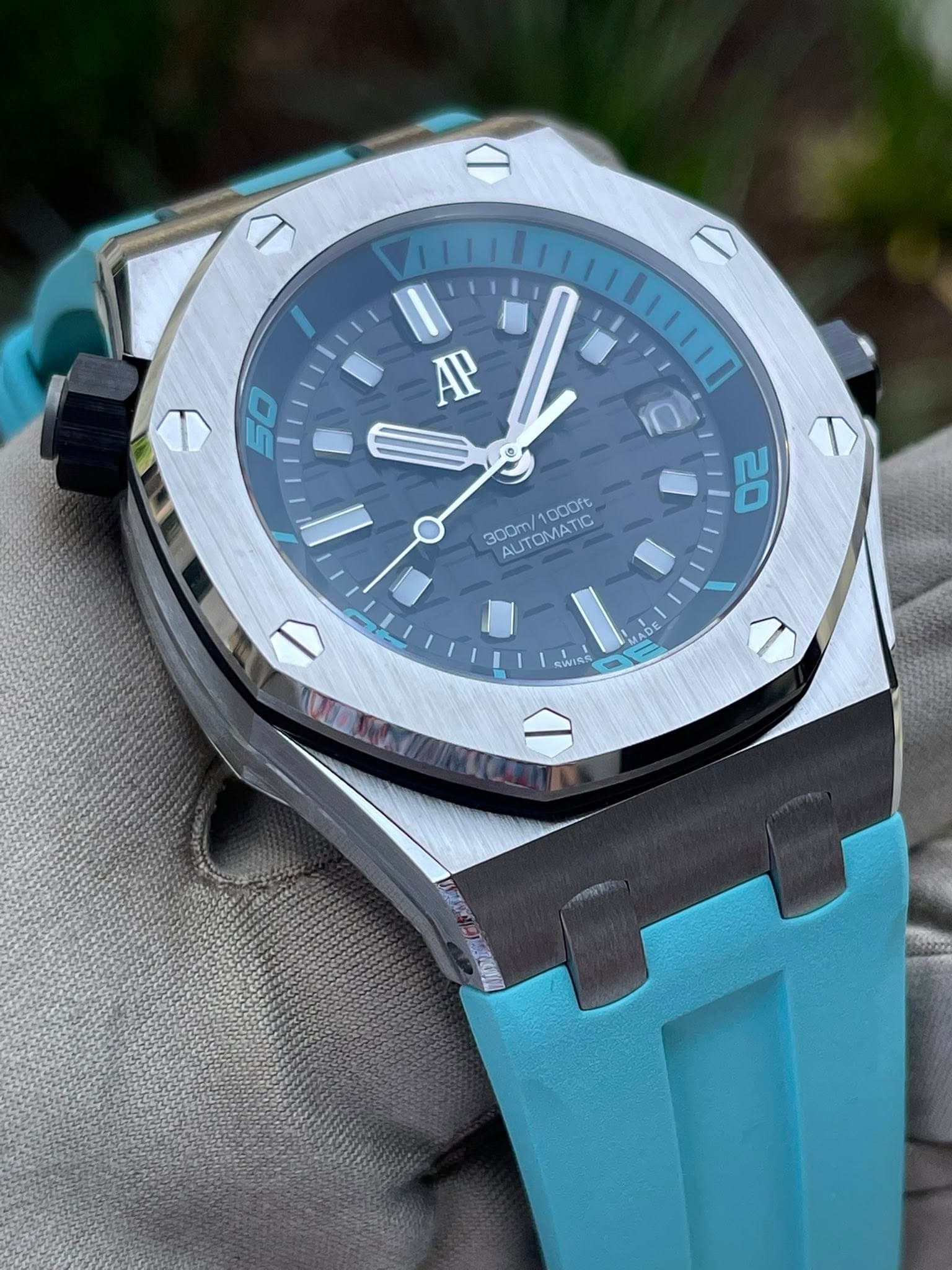 May be an image of wrist watch and text that says 'Α o 20 300m/ 300m/1000ft OoOft AUTOMATIC Yo -D DE ΑP. WIR'