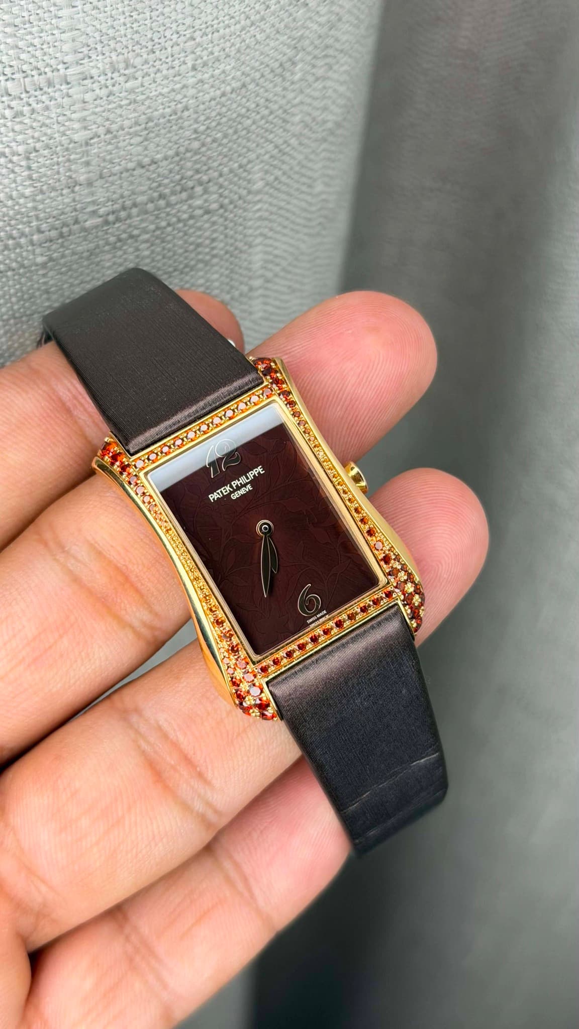 May be an image of saddle-stitched leather, wrist watch, leather and text that says 'PHILIPPE IPPE PATE T PHAI GENEVE ©'
