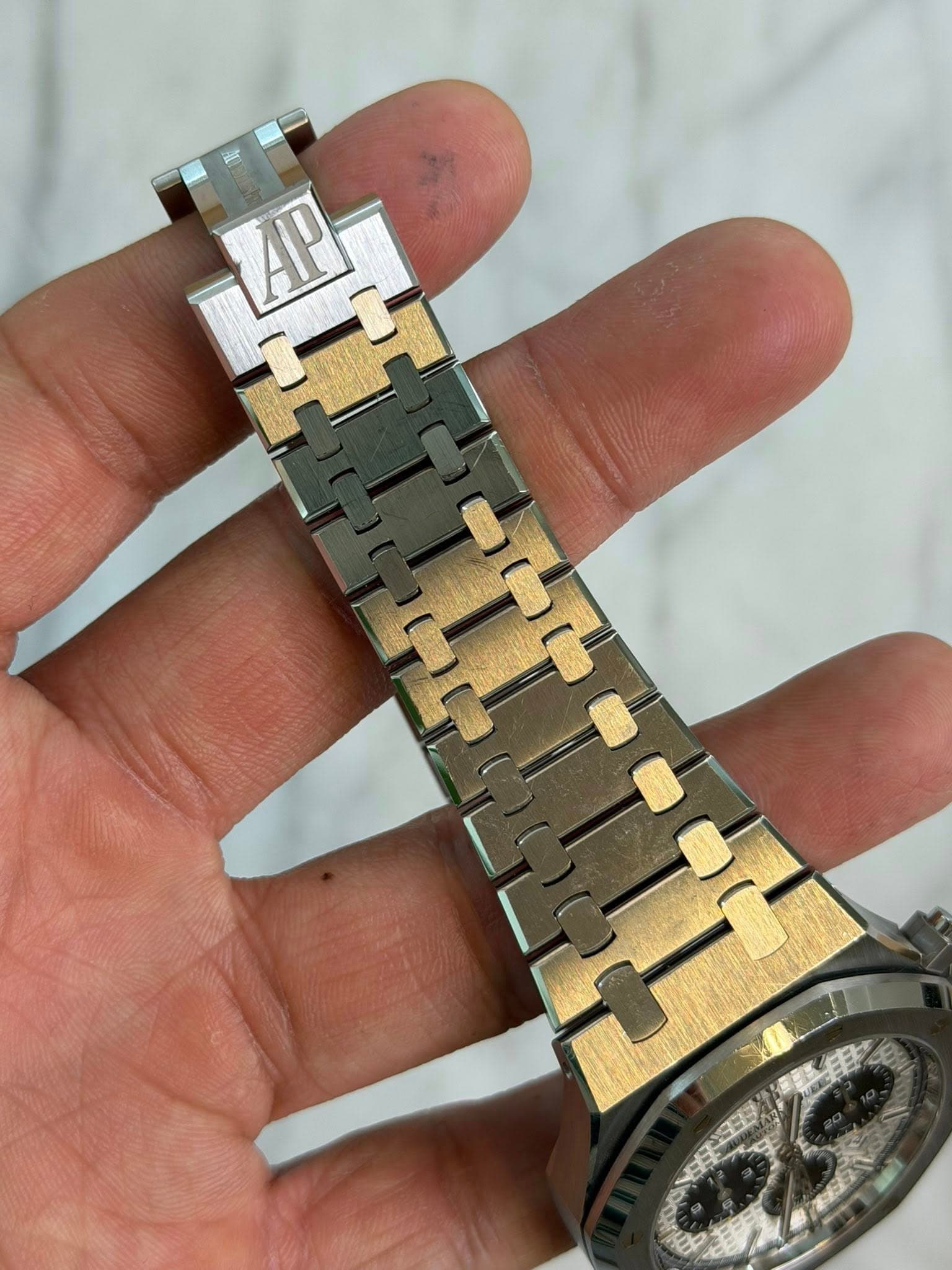 May be an image of digital watch and text that says 'AP 지자 ی-ت AP'