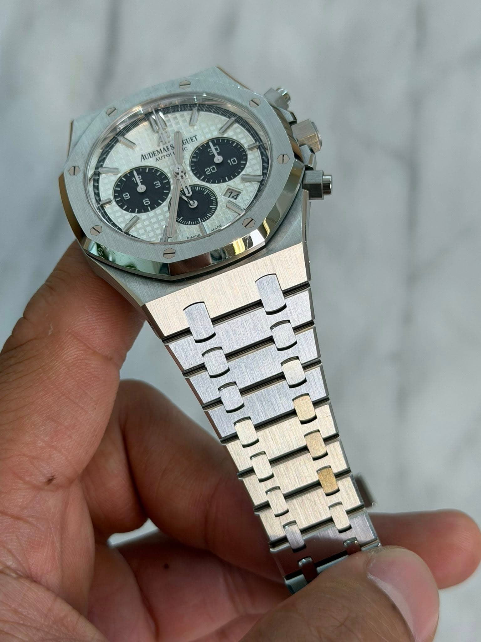 May be an image of wrist watch and text that says 'GUET UDEMAES ΑΥT 勇 10 20 6'