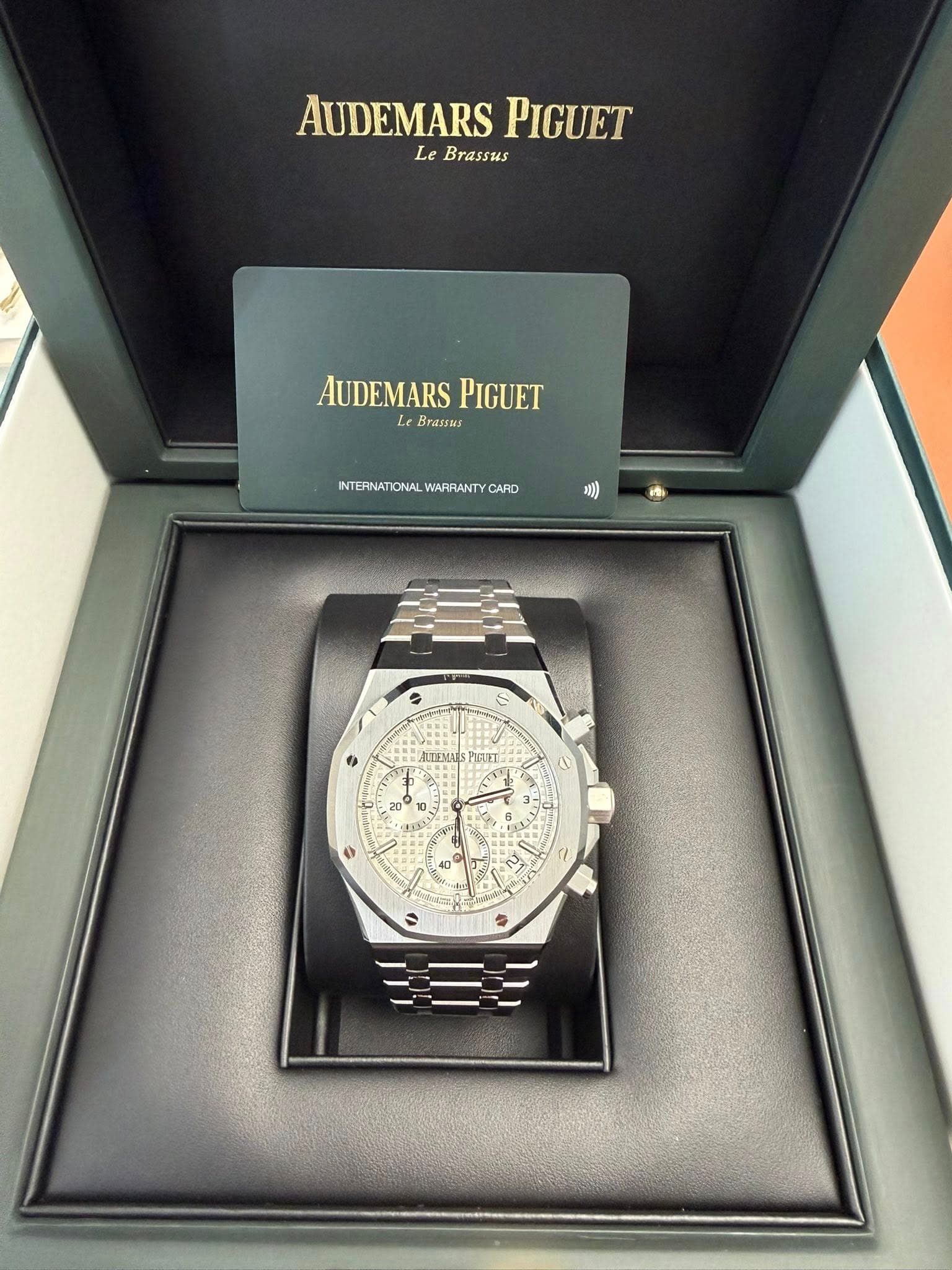 May be an image of wrist watch and text that says 'AUDEMARS PIGUET Le Brassus AUDEMARS AUDEMARSPIGUE PIGUET Le Brasus INTERNATIONAL WARFANTY NTERNATONALWWFANTYCAO CARD 수 LREMATS AE…