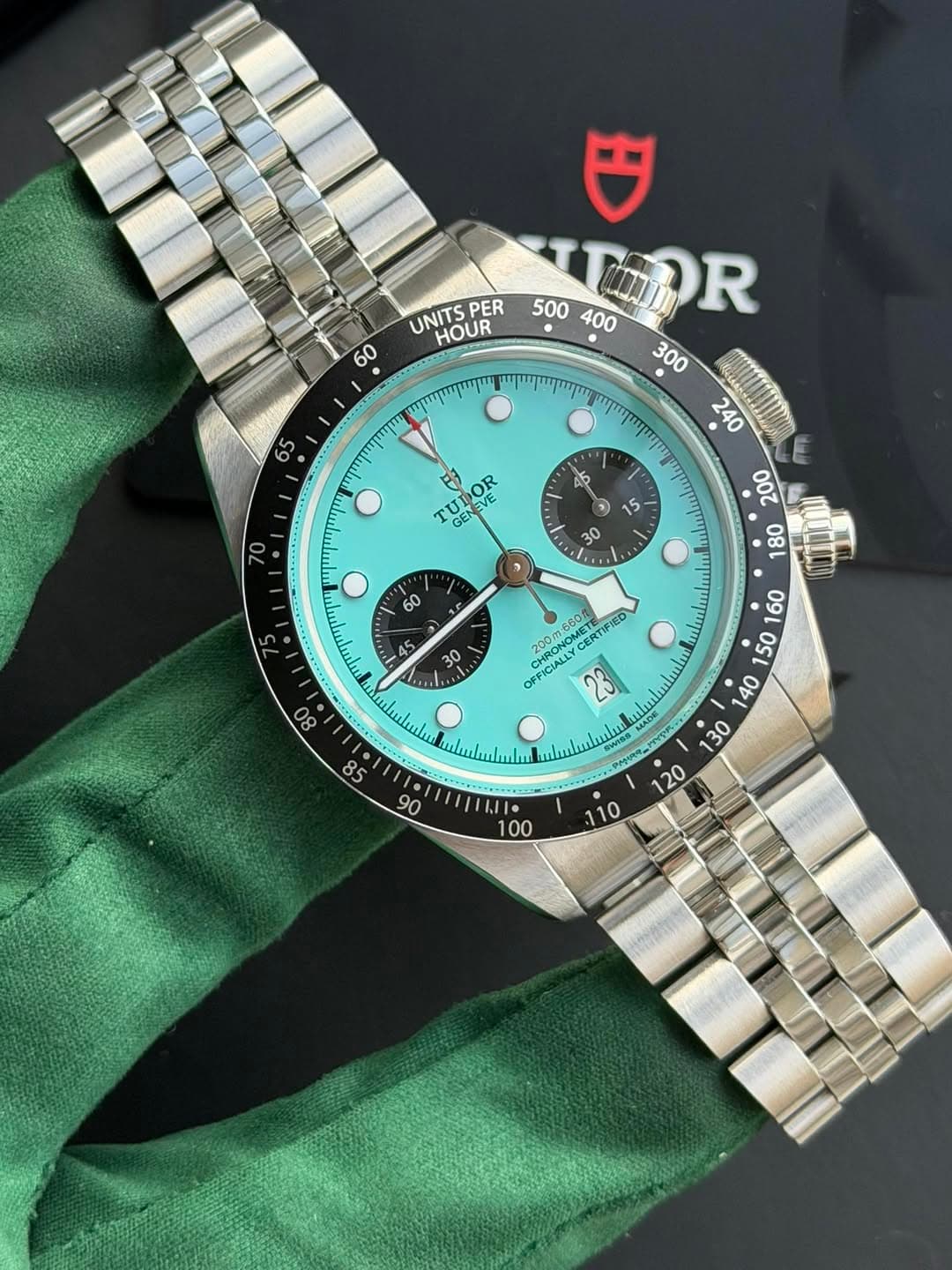 May be an image of wrist watch and text that says '円 UNITS UNITSPER PER HOUR መጣጣጣ 300 A AR TURME GENEVE OR GER 70 S 30 መባባጣ 6o ج T 元 RTIFIEO 160 OFEICIALLY OPFICIALLY CHRONO…