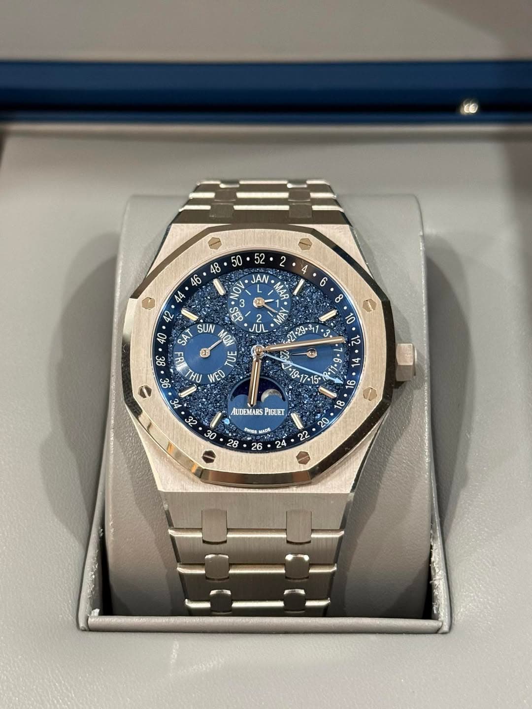 May be an image of wrist watch and text that says '4B JAN NO SAT SUN Mom ru TUE THU WED الاه - นาัย ALDEMARS PIGUET 81 <0 ADS NNG 28 26 22'