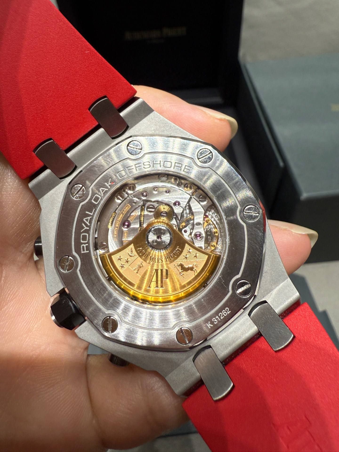 May be an image of wrist watch and text that says 'DEFSHORE aS ዮ 0 OAK ROYAL អណ A0 K K3 31262'