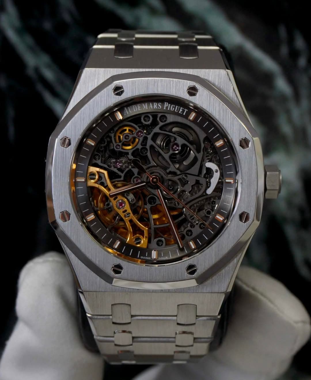May be an image of wrist watch and text that says '== UDEMARS AUDEMARSPIGUET PIGUET PIGUET'