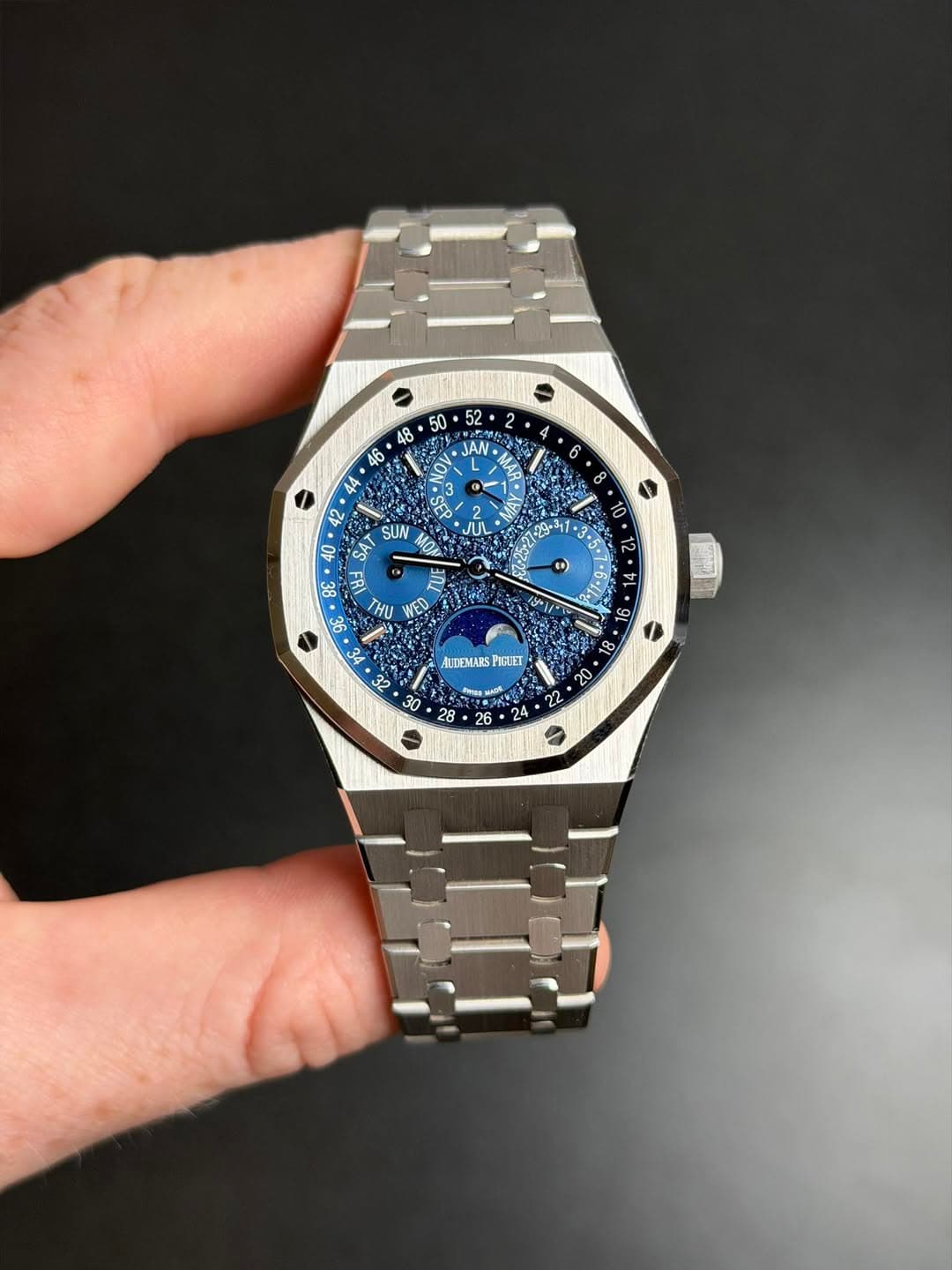 May be an image of wrist watch and text that says ' ၅+ိ 52 48 50 日た空な 46 JAN 44 42 40 SA SUN MOA THU WED 14 ALDEMARS PIiLET '