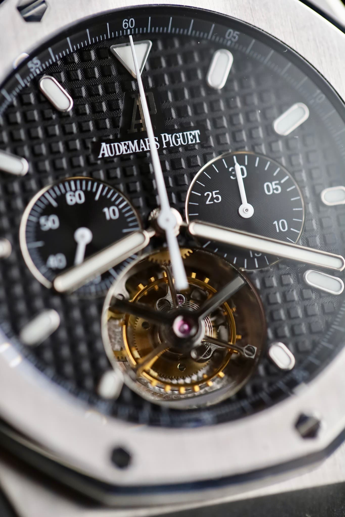 May be an image of wrist watch and text that says '60 05 AUDEMAH S 1 PIGUET ® 10'