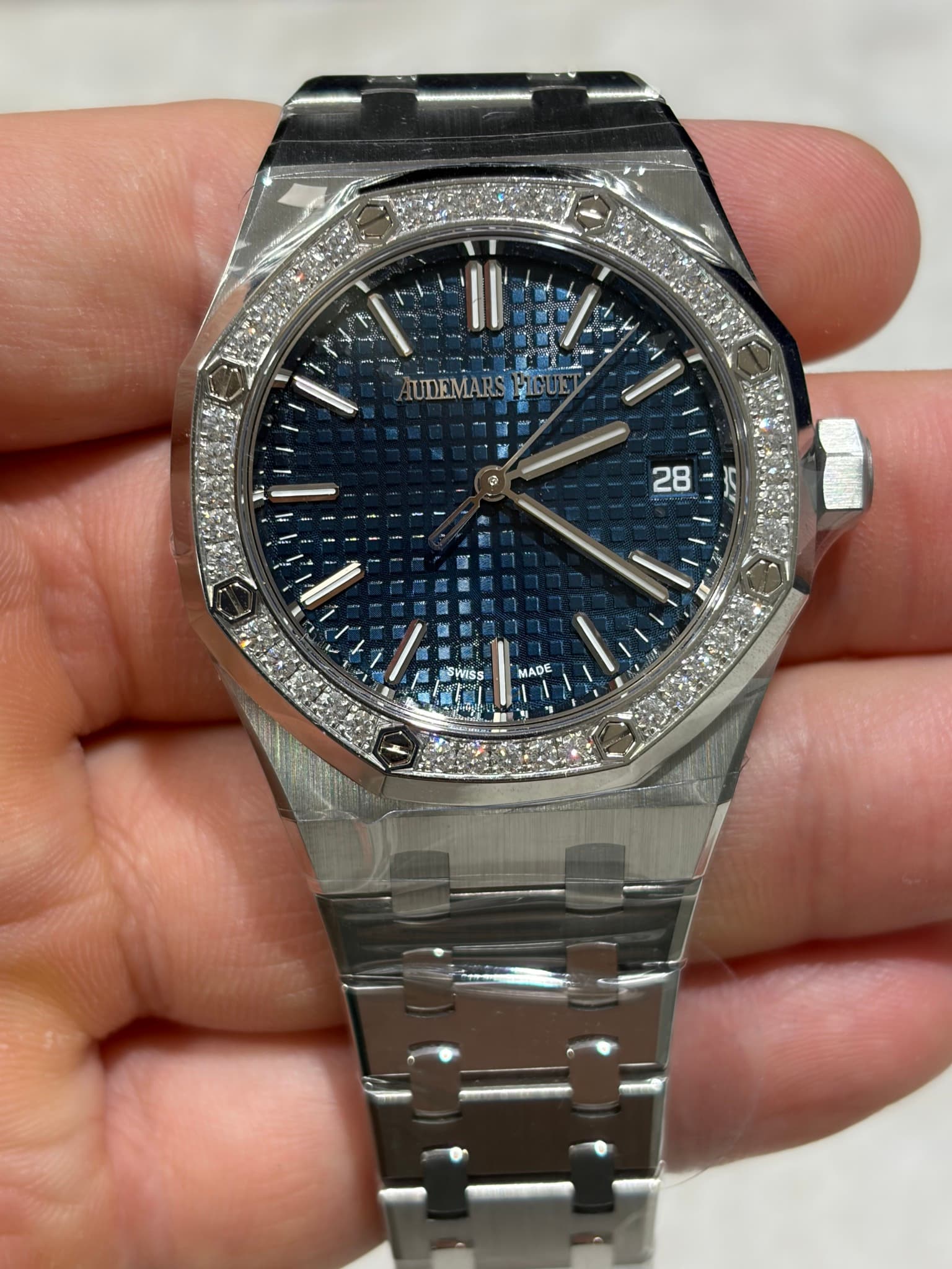May be an image of wrist watch and text that says 'سلب UDEMARS 28 SSWISS MADE'