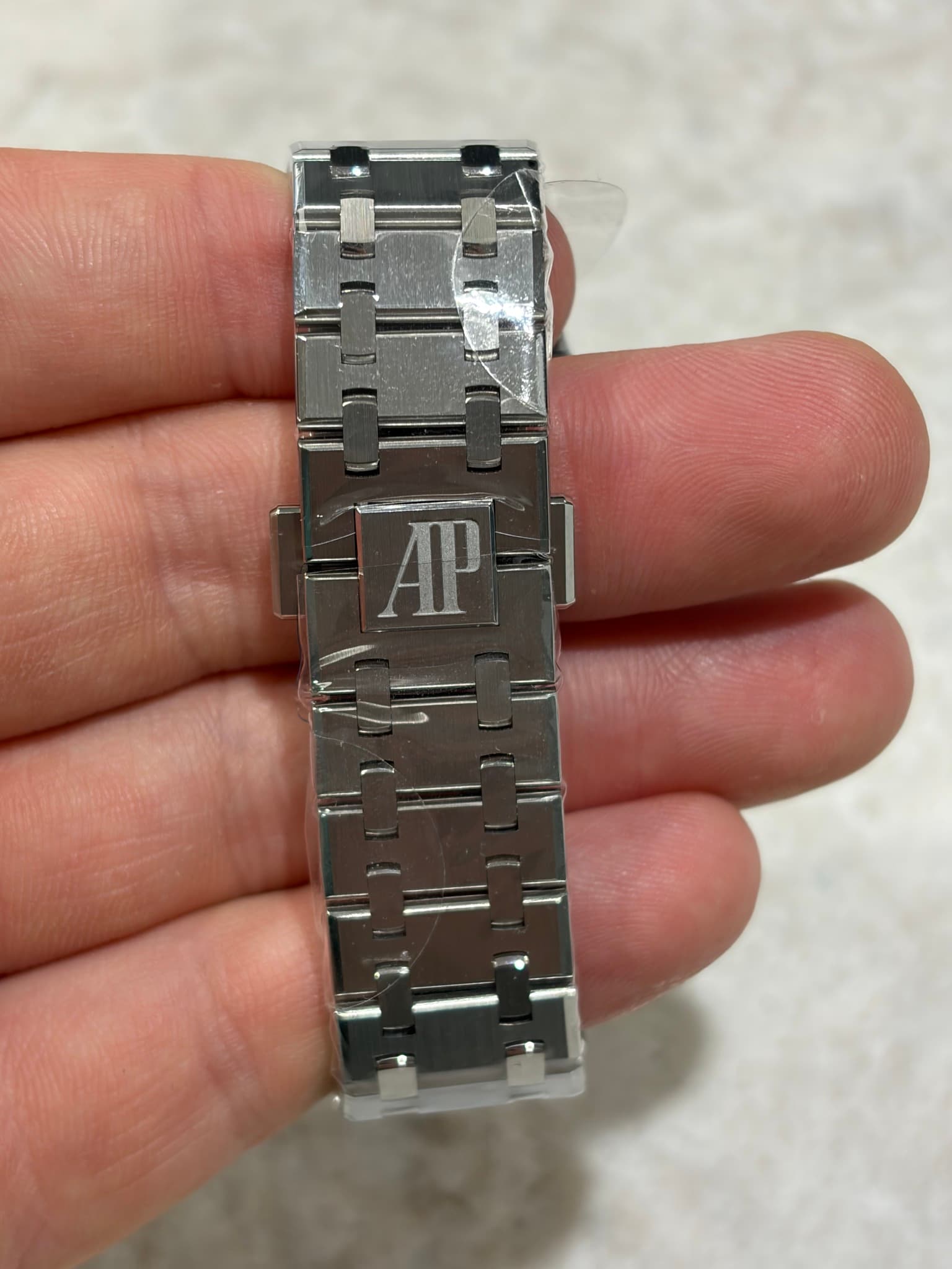 May be an image of digital watch and text that says 'שן 二和 A'