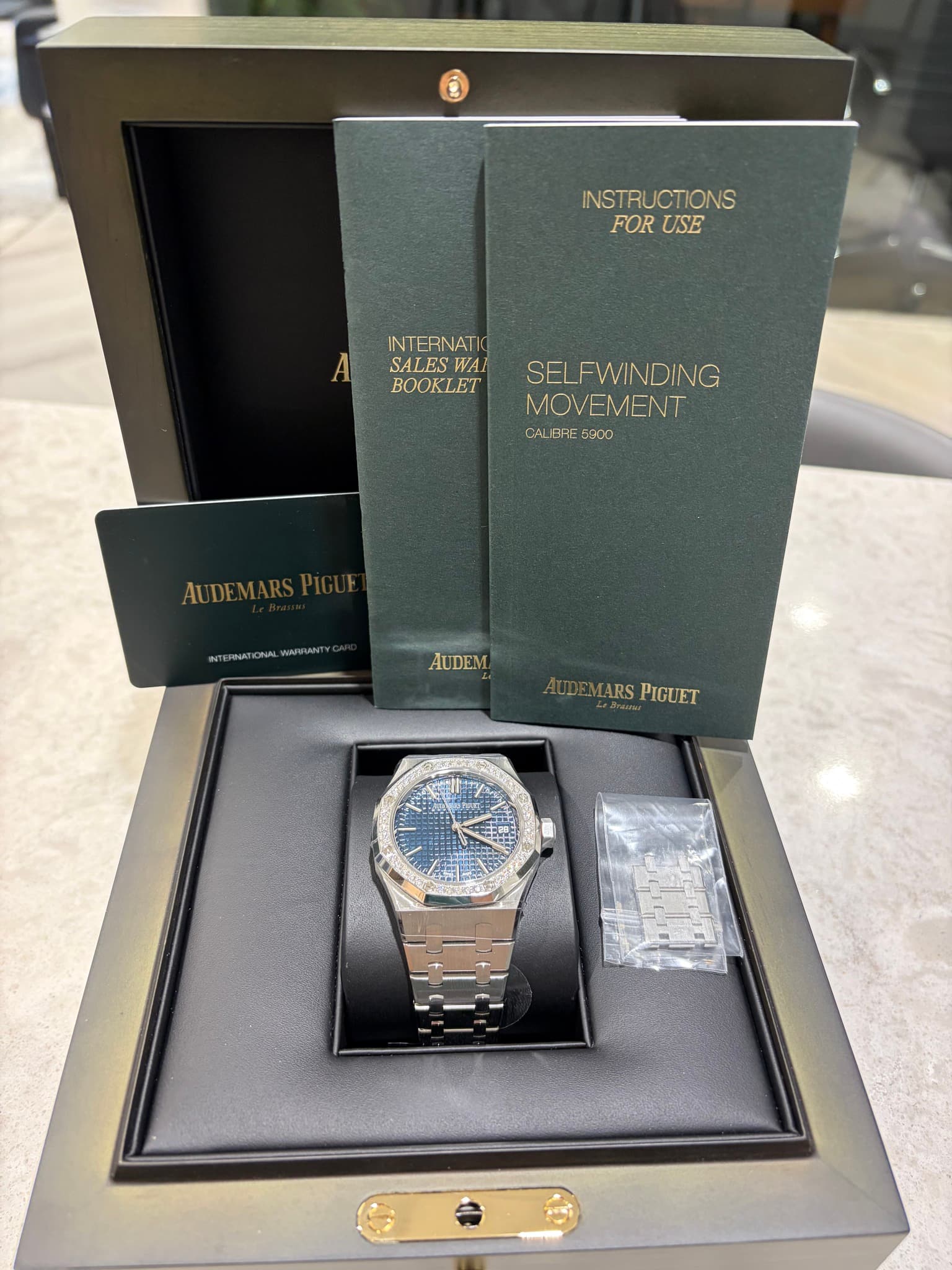 May be an image of wrist watch and text that says 'INSTRUCTIONS FORUSE FOR USE INTERNATIC SALESWA SALESWASELFWINDING WAH SEI FWINDING BOOKLET MOVEMENT CALBRC 5900 AUD AUDEMAR…