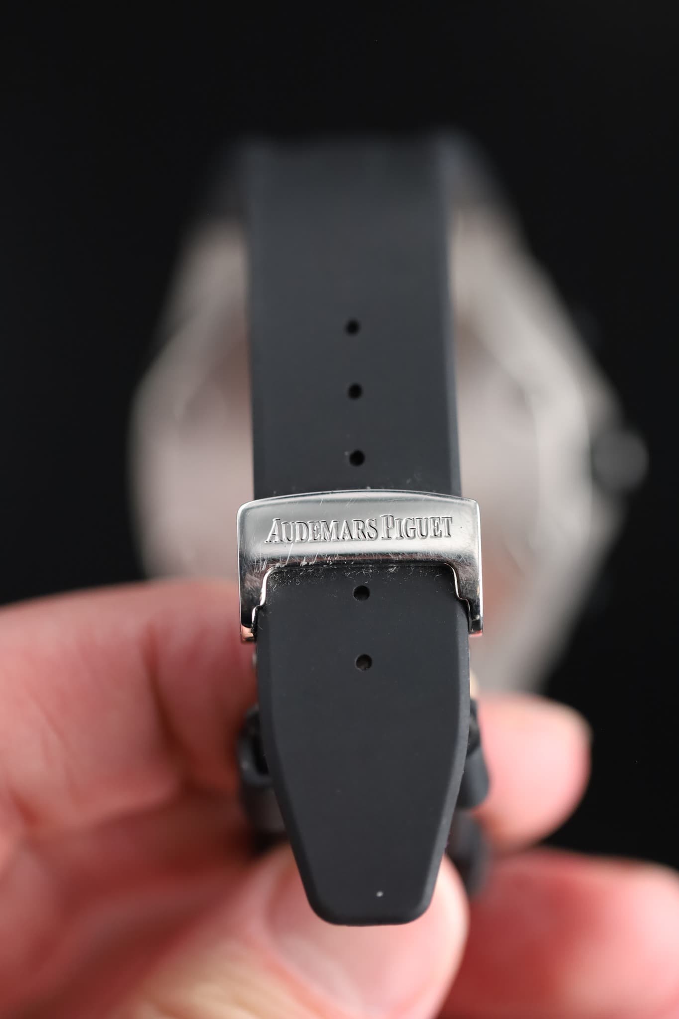 May be an image of digital watch and text that says 'AUDEMARSPIGUET AUDE PIGUET'