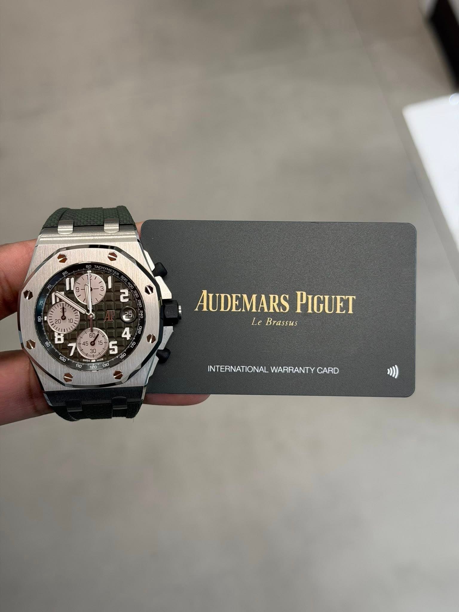 May be an image of wrist watch and text that says '1 2 A 0- 20 AUDEMARS PIGUET අ Le Brassus 4 nJ 5 INTERNATIONAL WARRANTY INTERNATONALWARRANTYCARD CARD "))'