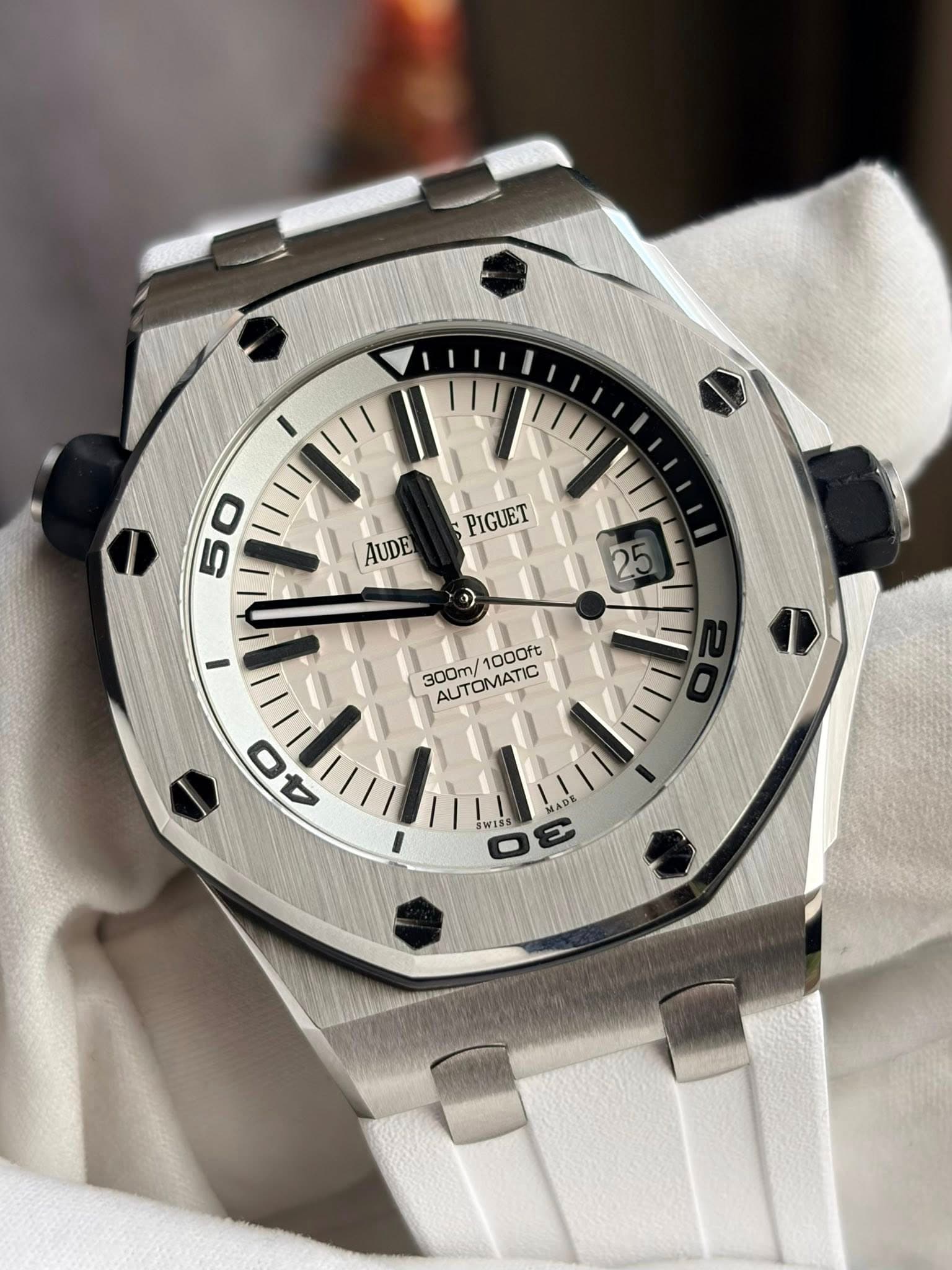 May be an image of wrist watch and text that says '50 AUDE PIGUET PIGUET 300m/ 300m/1000ft 1000ft AUTOMATIC 0 40 W18 3'