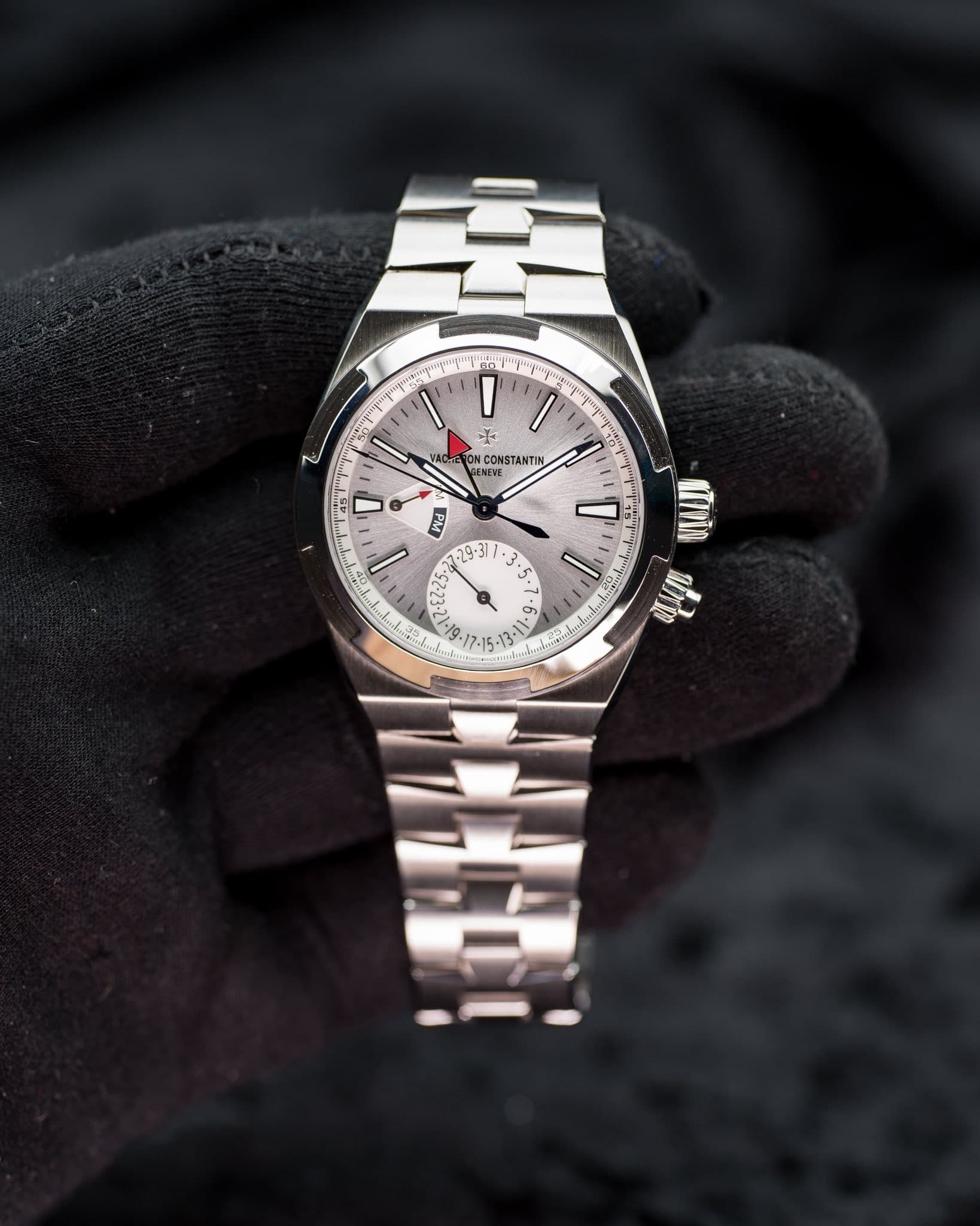 May be an image of wrist watch and text that says 'لم I م ٠٠ VACHE ON CONSTANTIN GENEVE 5 ی - *6 Wd ចី 17-15 lo กโค ม่กใม'
