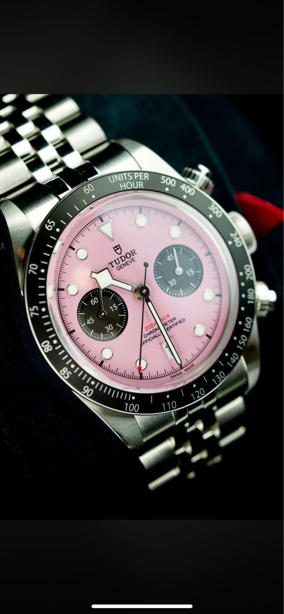 May be an image of wrist watch and text that says 'UNITS PER HOUR ሞ 300 70 TUDOR 円 GENEVE ٠ 4 45 OR 30 E 80 200m SURG ETER ERTIFIED FFICIALL RICIALL ululululu 58 8 00'