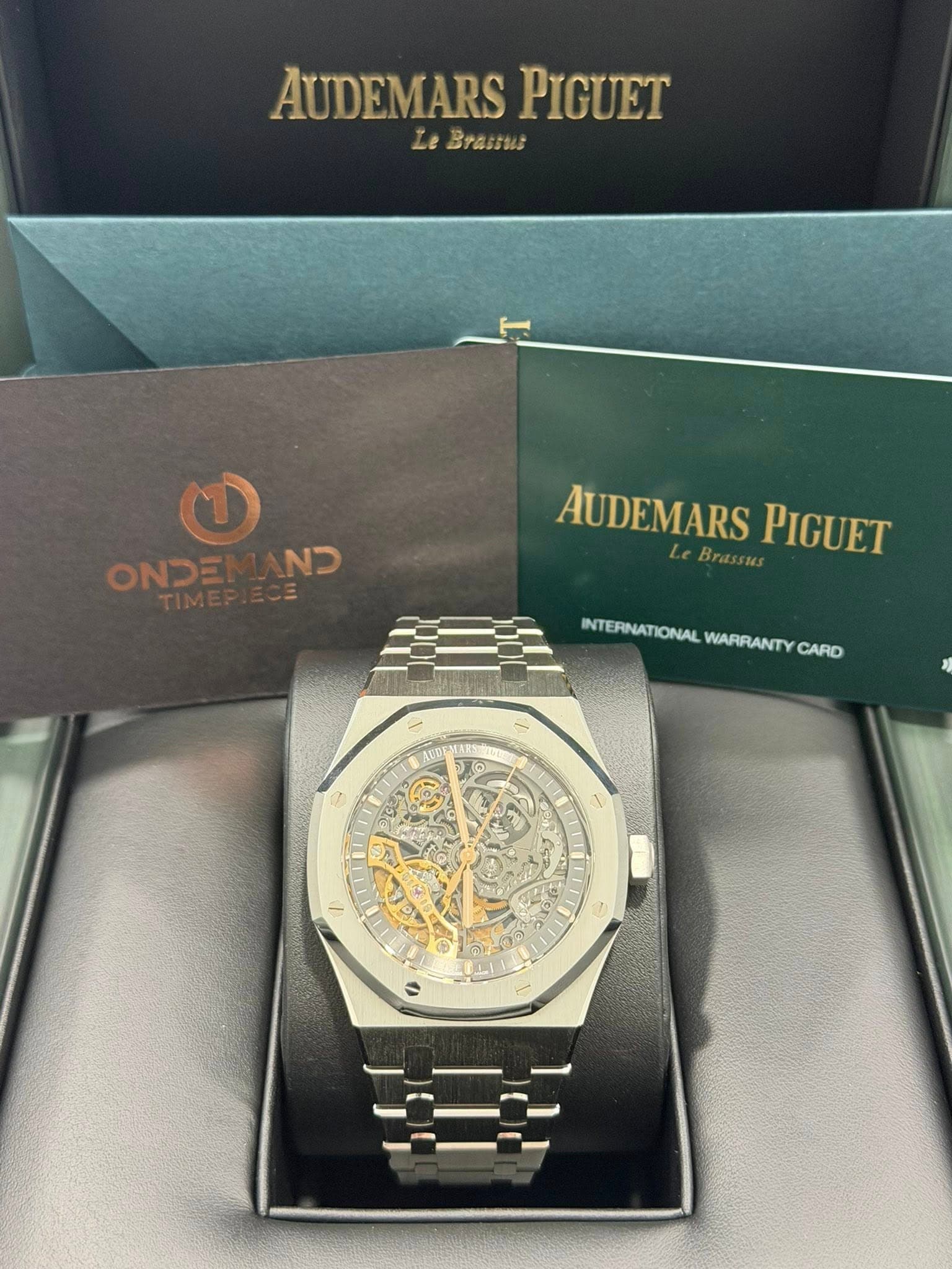May be an image of wrist watch and text that says 'AUDEMARS PIGUET BTawиA כממהכמס כא כא ONDE! AUDEMARSPIGUET Brass AUDEMARS PIGUET INTERNATIONAL WARRANTY POUATONALVARRANTYCARO…