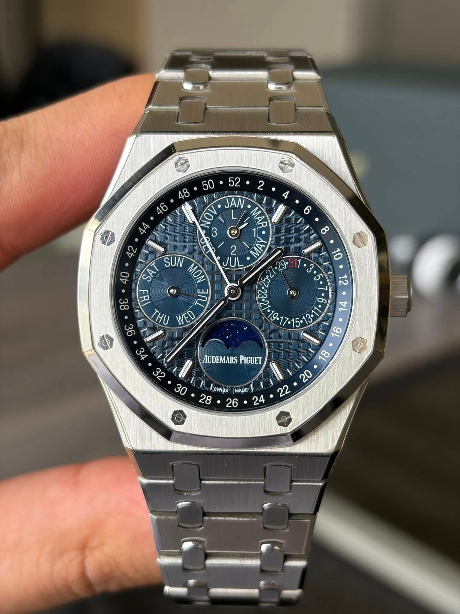 May be an image of wrist watch and text that says ' N L MAR JAN JUL MA 40 42 SA SUN MON 8 TUE THU WED 10 J ញ់ പർ 32 6 AUDEMARS PIGUET swips MADE '