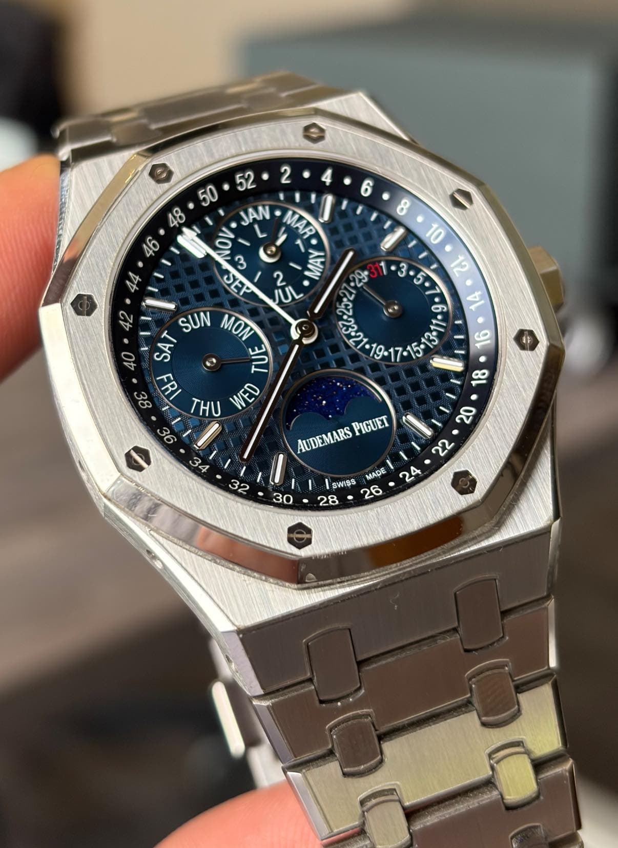 May be an image of wrist watch and text that says ' e 50 52 48 JAN MAR 46 Ον 3 W SEP 25 2 J UY SUN MON SAT ቢረ 88 ل1 THU WED 36 3 40 か μ.ι AUDEMARS PIGUET ጥ 30 MADE SWISS 26 28…