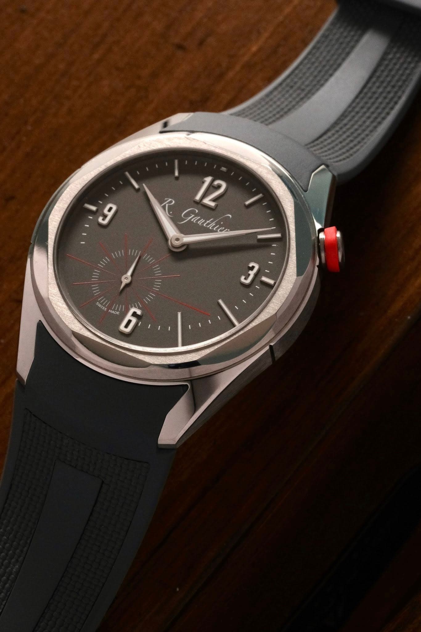 May be an image of wrist watch and text that says '9 9 R. Gauthien authie 12 WIT 111E ش 1 6'