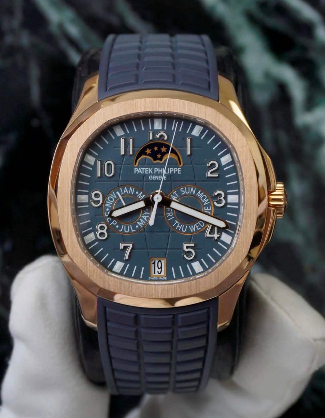 May be an image of wrist watch and text that says 'PATEKPHILIPPE PATEK PHILIPPE IPPE GENEYE I0 E9 9 Ον Νον JAN M I 2 SUN MON لل 3 THU WED 4 5 M I ما 19 SWISS SWISSMADE MADE'