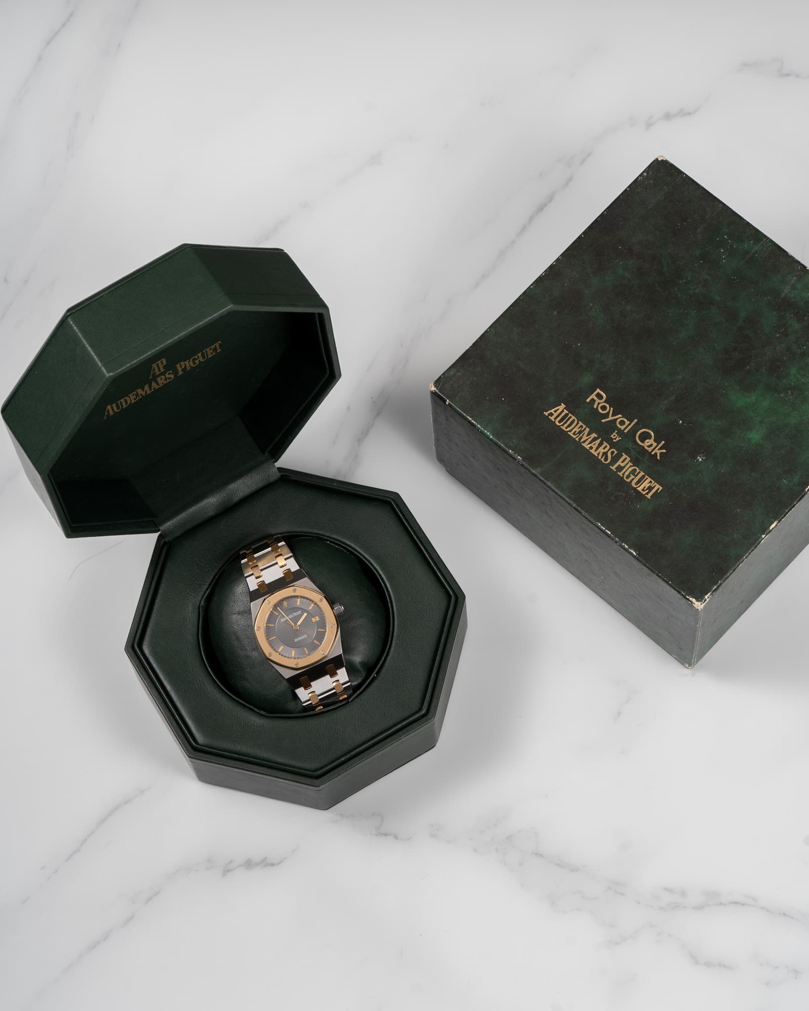 May be an image of wrist watch and text that says 'AUDEM AUDEMARS Royal AUDEMARSPIGUET RoyalCak yal Quk PIGUET'