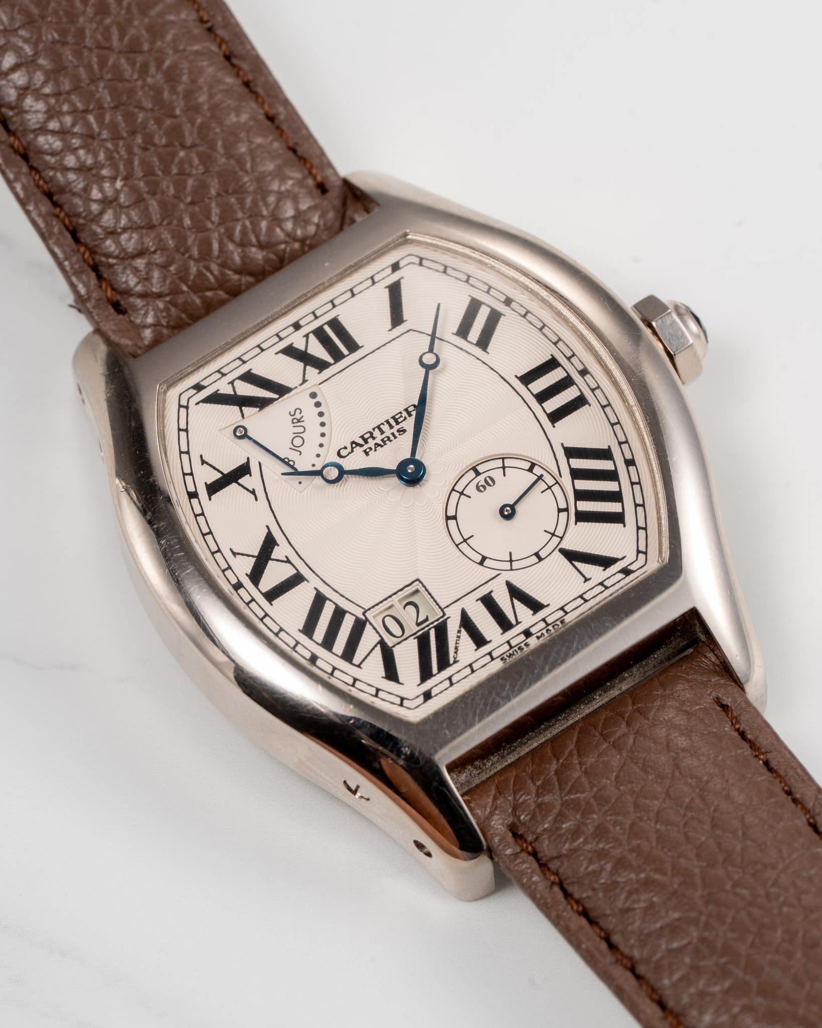 May be an image of wrist watch and text that says 'I XII o II ם JOURS XLXII ..·.…. CARTIER PARIS X b IIIII IX UI 02 ИИ MORI 60 60'