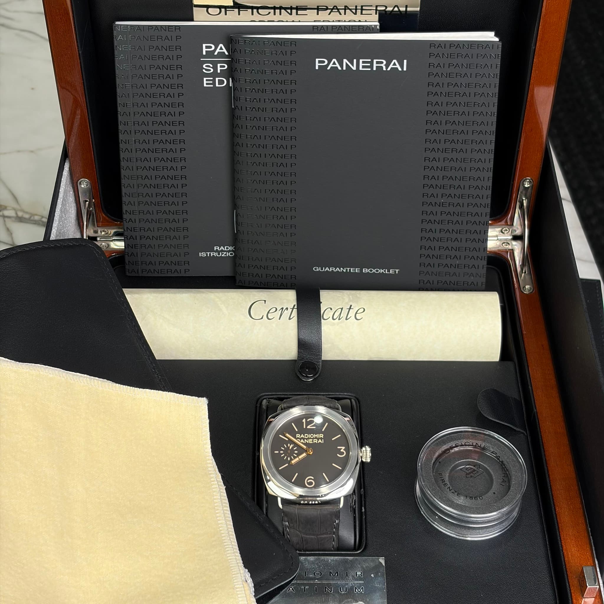 May be an image of wrist watch and text that says 'OFFICINEPANEPA PA SP EDI PANERAI 12U0 PACH 8 HUZIC GLAHANTES BOOK QLIAMANTEFHOOKLET ET Certcate Cert cate 1 12 RARERR PANCAN…
