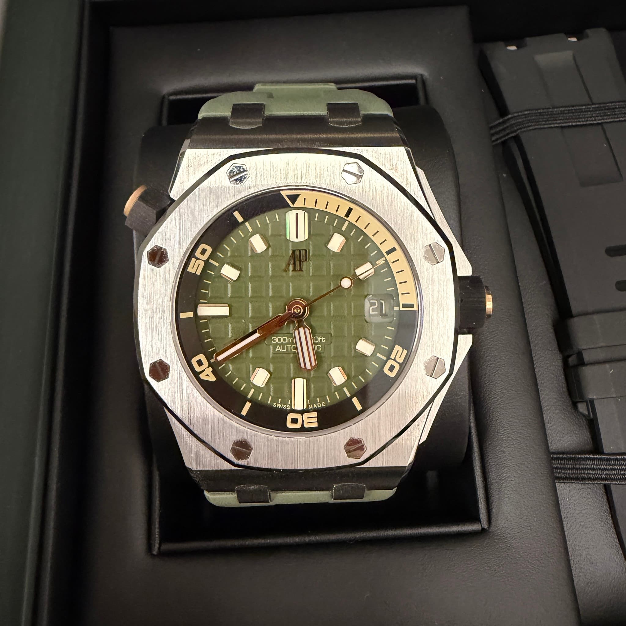 May be an image of wrist watch and text that says 'ទស E 三集 I 1 וסי اه 21 300m AUTO uf: 40 1/ 20 วน/152 μλόK DE'