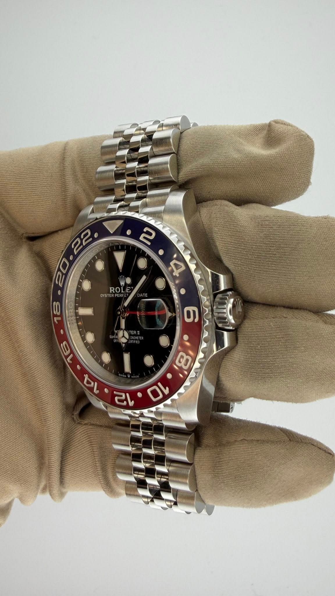 May be an image of wrist watch and text that says '2 0 RO 4 • '