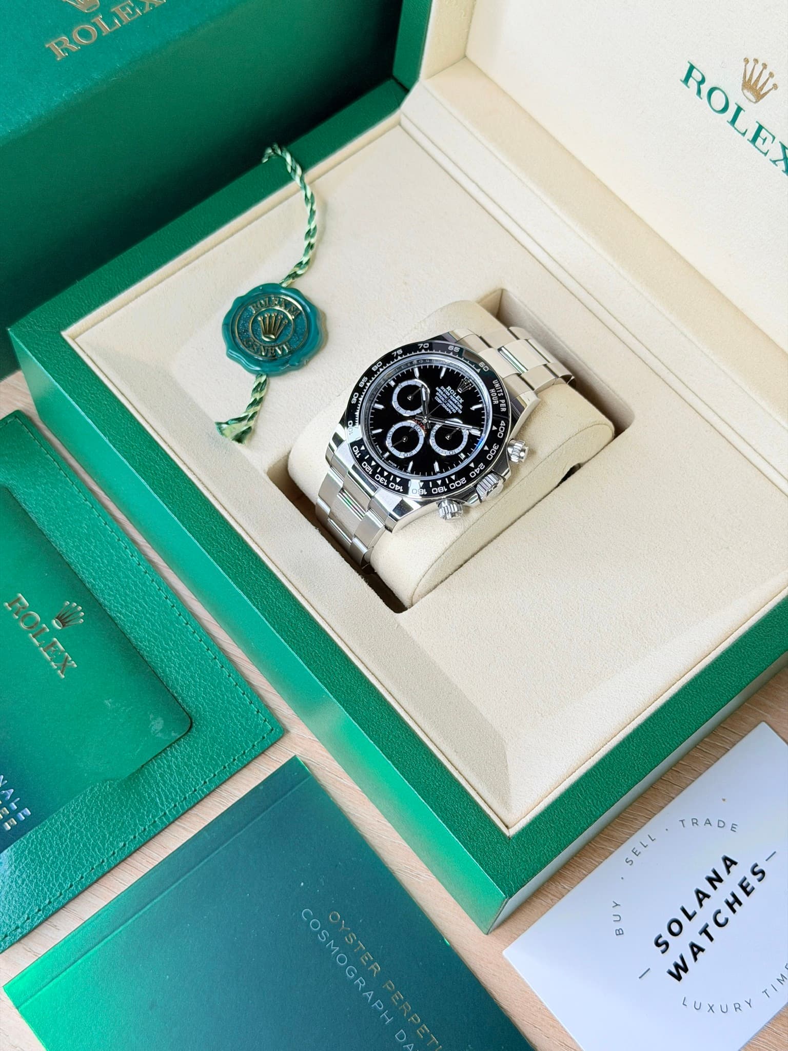 May be an image of wrist watch and text that says 'ROLIS ROLE 1li Ch DELE 대만사 0려00 0၀ کر 대 8 r מררו TRADE SELL SOLANA SOHH WATCHES- LUXURY COSMOGRAPH OYSTERPERPE APH YSTER'