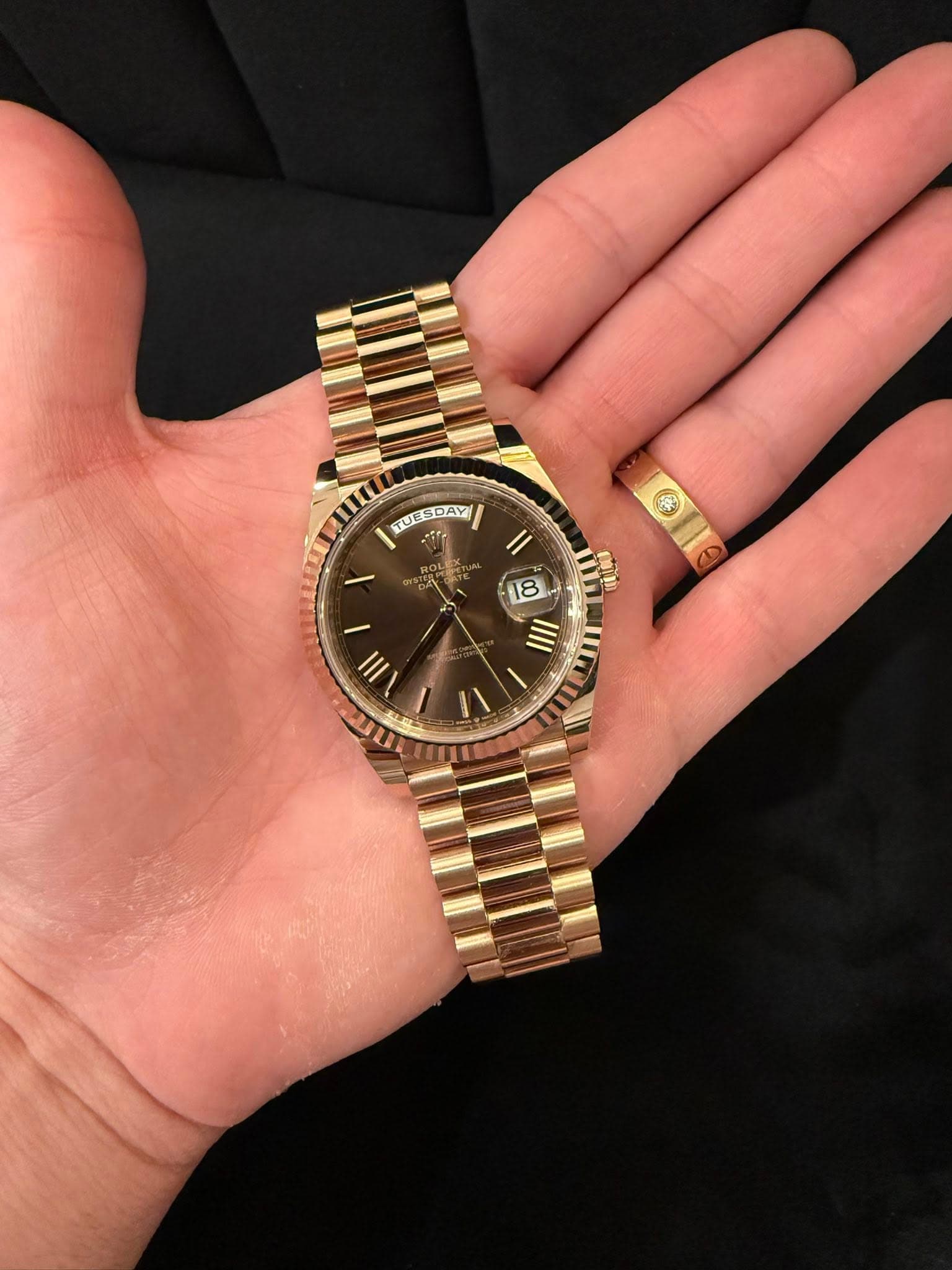 May be an image of wrist watch and text that says 'SUESDAY I/ TUES TUESDAY DAY 18 กา 開動 1 III'
