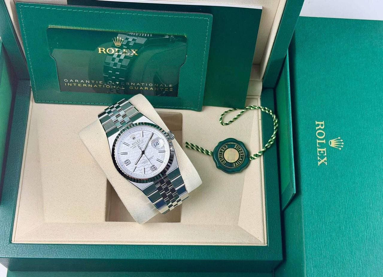 May be an image of wrist watch and text that says 'RODEX BX RO GARANTIEONT GARANTI INTERNATI INTERNATIONA 01 NATION GUARA W e 北小国 4 ប 番 I I ២្រ SUP CCC FIB ሎ ROLEX W'
