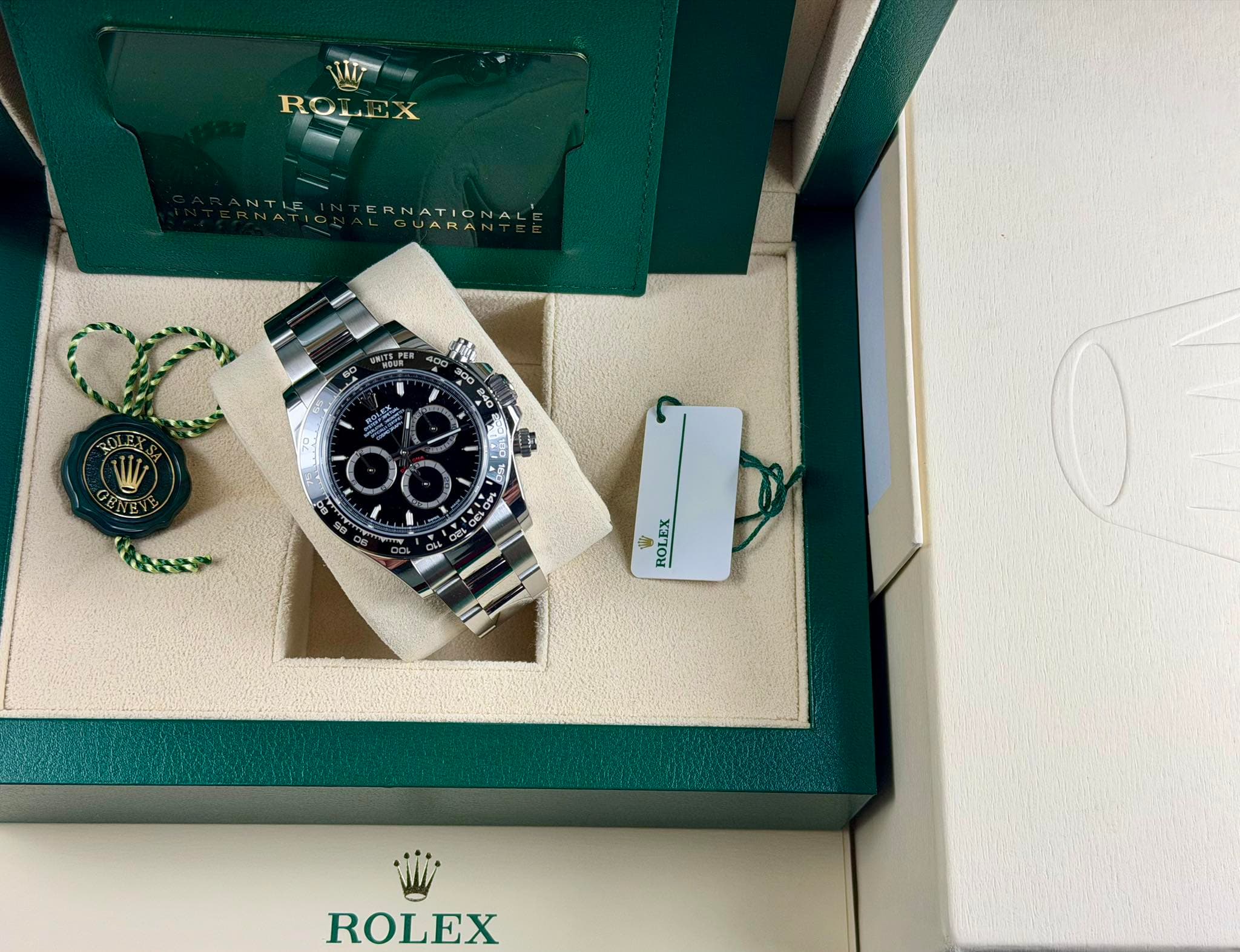 May be an image of wrist watch and text that says 'ROLEX NTLE ERNATIONAL GUARA SAE 2 5 - 月 RCLOM CL EX 0 ROLEX RO O ROLEX'