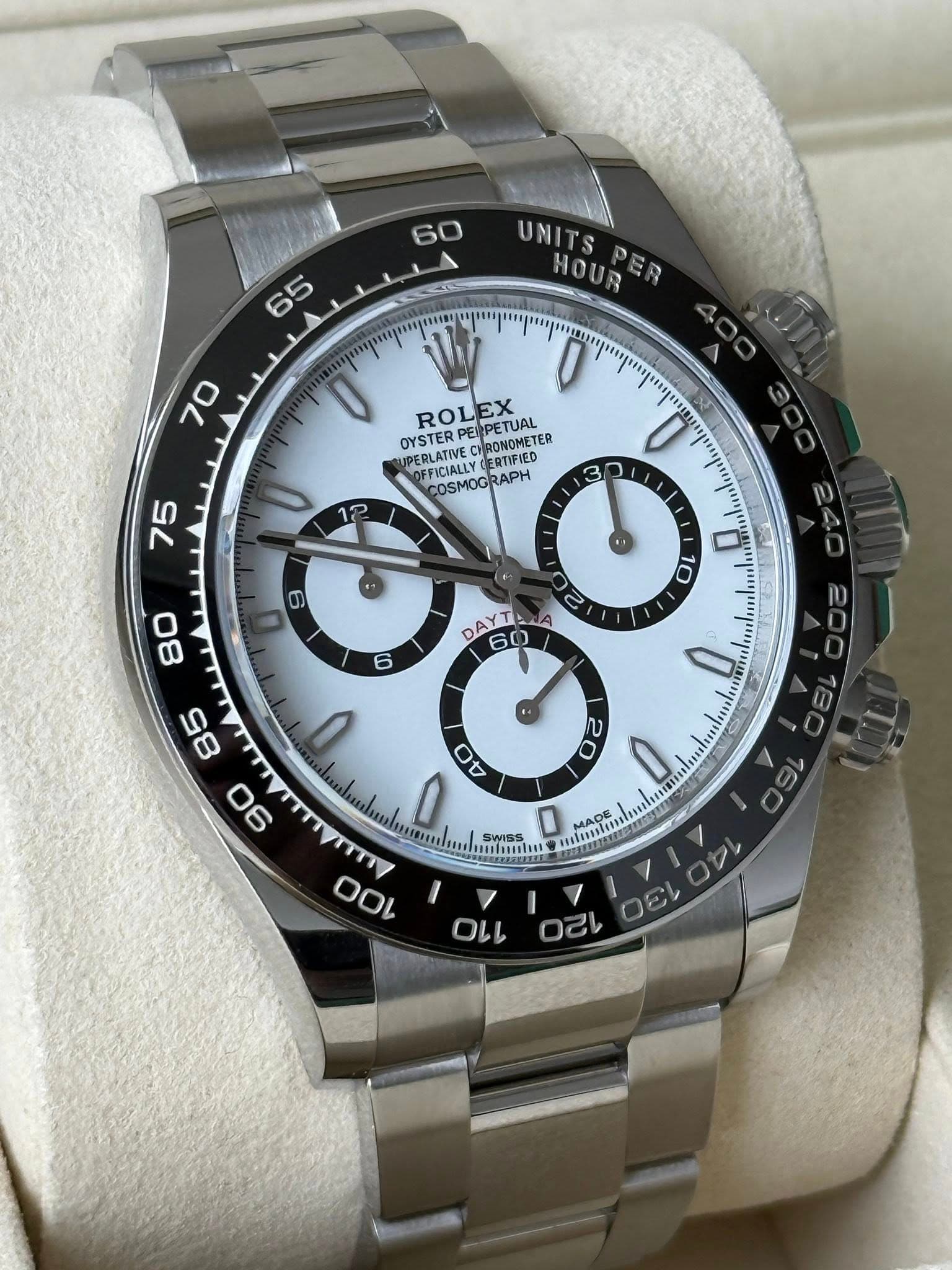 May be an image of wrist watch and text that says '60 65 UNITSPER HOUR UNITS 70 ROLEPETUAL ROLEX PETUAL OYSTER RONOMETER TER UPERLATIVE FICIALLYGERTIPIED RTIPIED FFICIALLY…