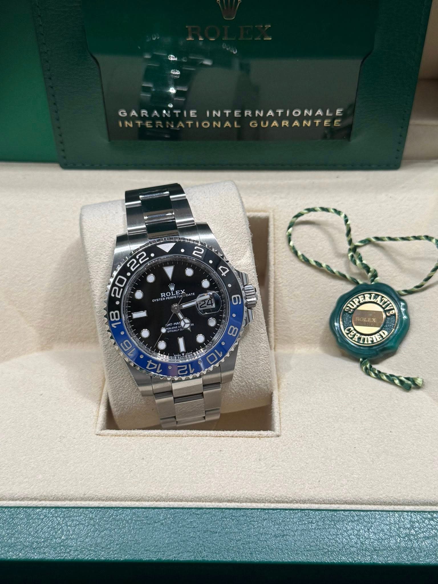 May be an image of wrist watch and text that says 'GARA GARANTIEINTERNATIONALE GARANTIE NTIE E INTERNATIONALE INT INT TIONAL GUARANTE AL SUPERLATLP LATIP EEKTIFIED CERT 12'