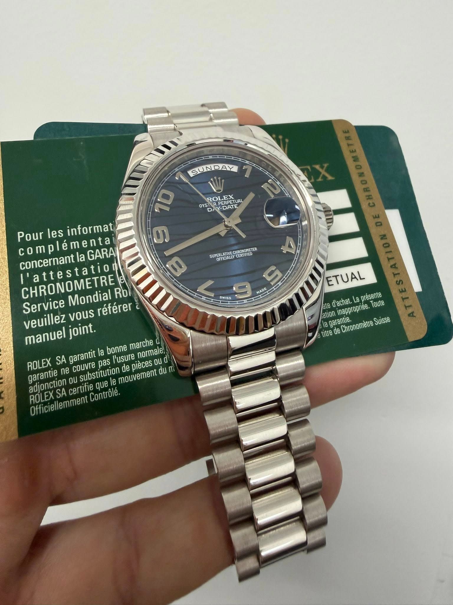 May be an image of wrist watch and text that says 'HOLEX RPERPET Y-DATE OYS DDATE HENST 2 SUPERLATIES UPDALYCRD GIRGRONITEN 4 SUNDAY 1D 0 8 7 ME 0 HASH 吉 תט Pour les informat…