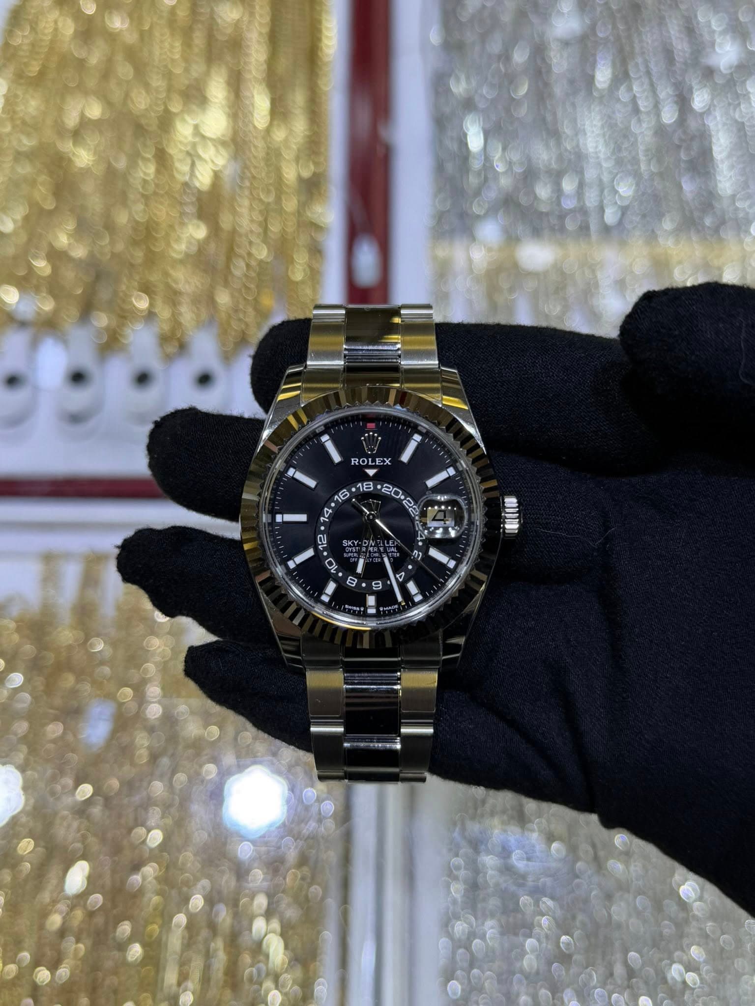 May be an image of wrist watch and text that says 'GOLEX प r Α - Q 車 กา 1 a : 4 4'