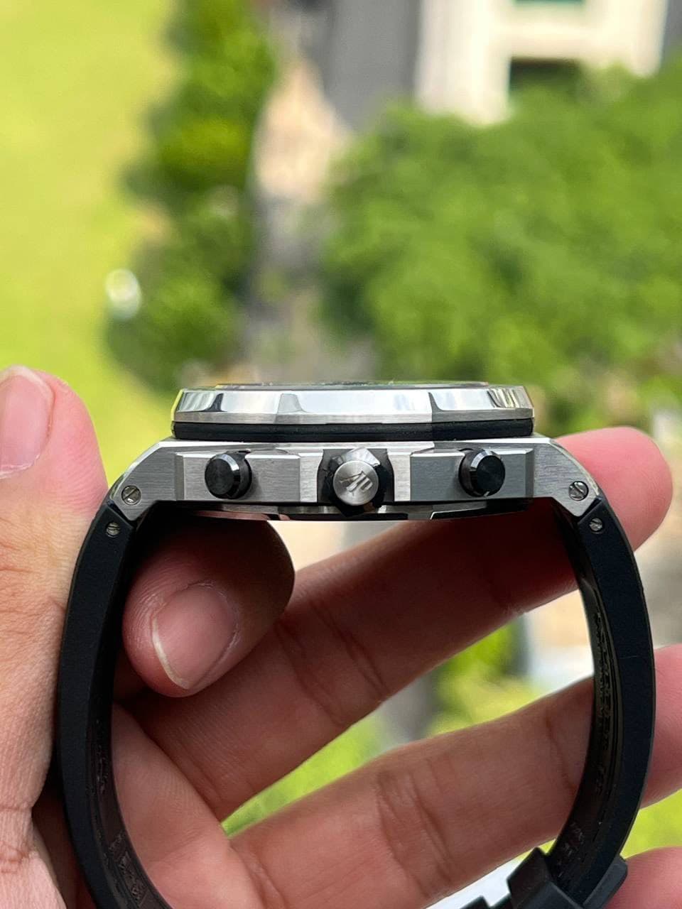 May be an image of digital watch and text that says 'OTOT'