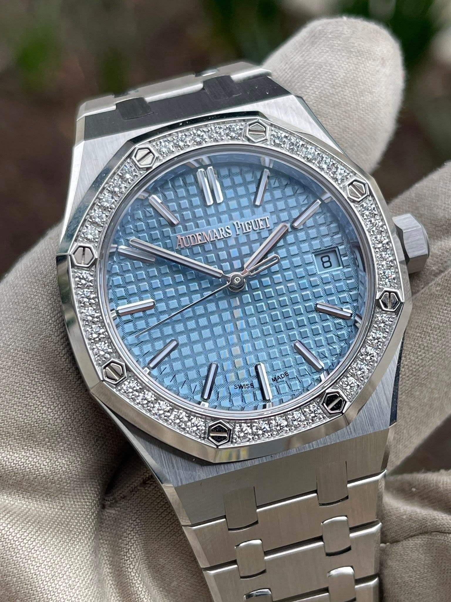 May be an image of wrist watch and text that says '螛 AUDEMARS FIGUET AUDIEMARS O 8 X AD'