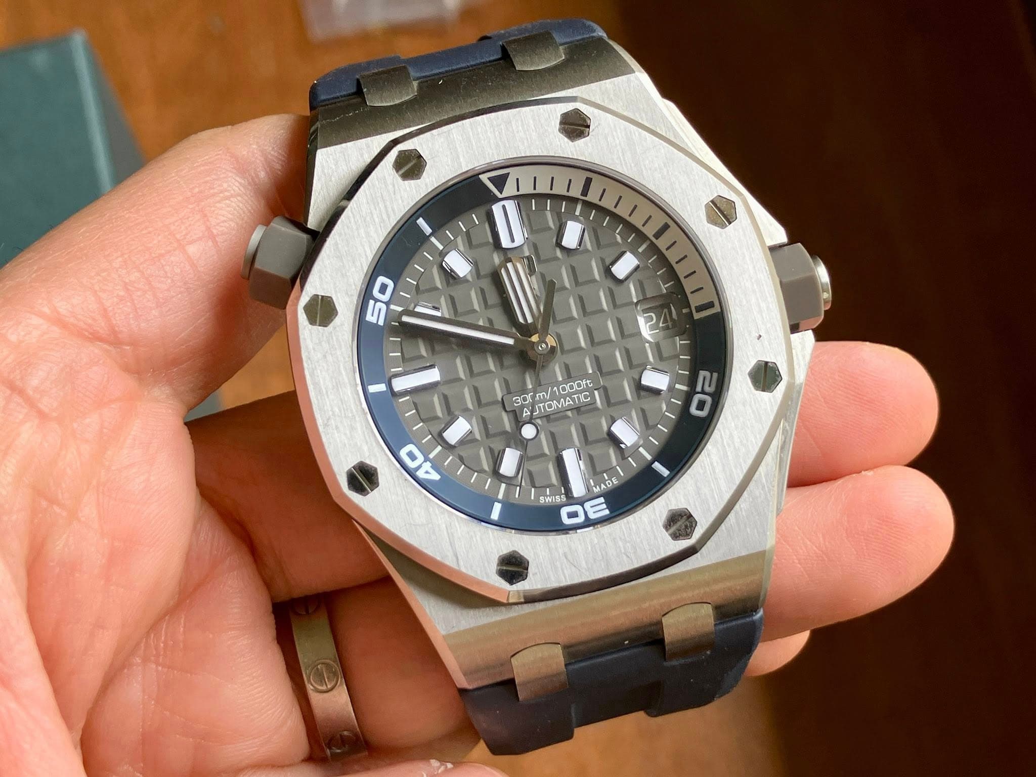May be an image of wrist watch and text that says '50 300 1000ft 30m/1000ft Oft A'JTOMATIC L በ 20 40 MADE SWISS DE m'