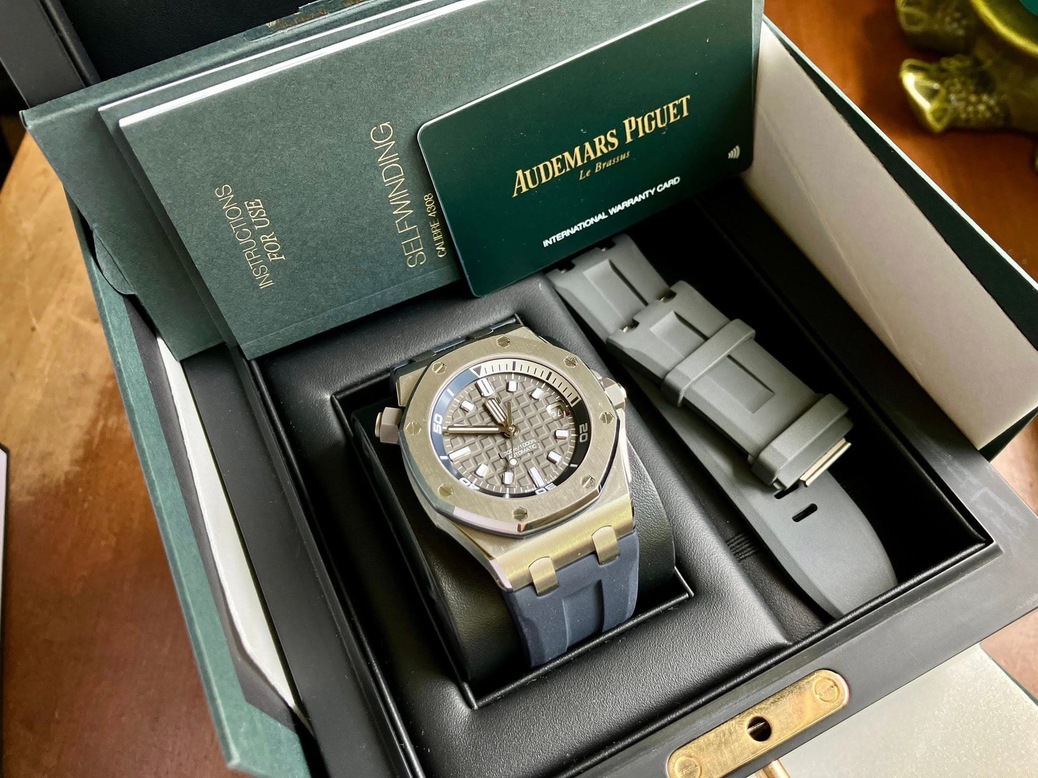 May be an image of wrist watch and text that says 'ឈ PIGUET PIGUET AUDEMARS Br CARD HARRANTY INTERINATIONAL UCTIONS INSTRUCTIONS FORUSE USE INSTRU FOR SELFWINDING SEI CANE 利麦 4308…