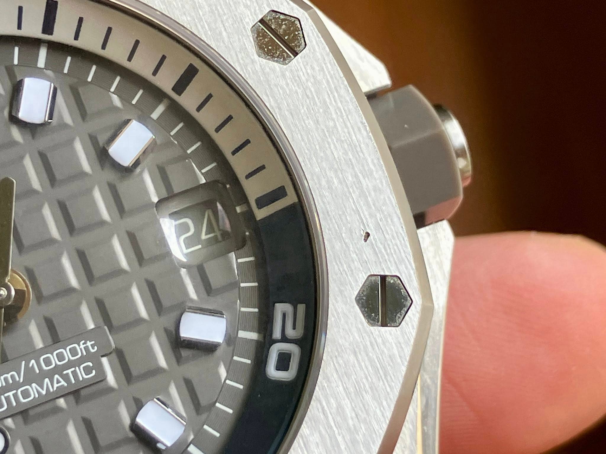 May be an image of wrist watch and text that says '1/25 244 m/ m/1000Ft ΤΟΜΑΤΙC n/1000ft OOOft TOMATIC'