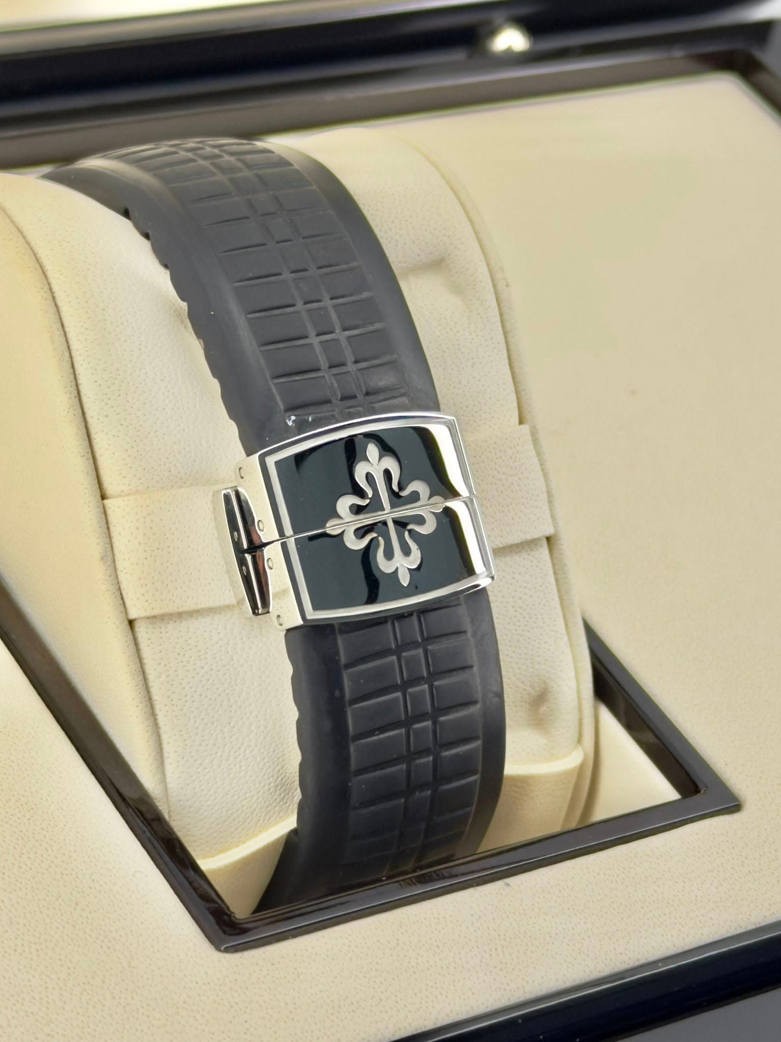 May be an image of wrist watch, leather and text that says 'ボ'